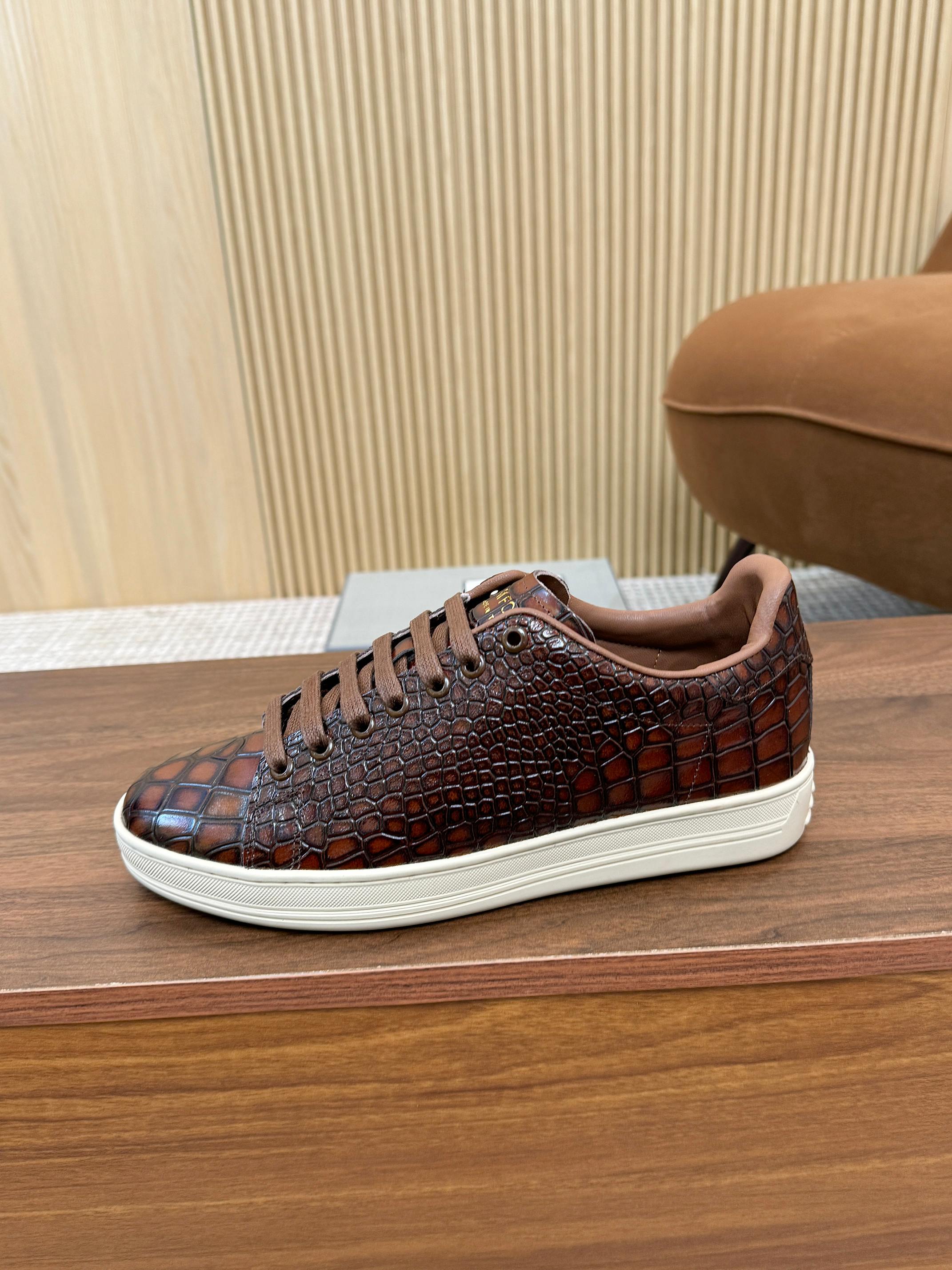 NO:830198,Real-price TOM FORD Tom Ford’s classic model is new, a timeless tom  Ford men's shoes, top layer crocodile leather, low-top lace-up flat-soled round-toe shoes, rubber outsole and cowhide lining, comfortable and simple on the foot, clear texture, full of temperament [strong], they are classic shoes that men must have in their shoe cabinets.  You deserve it [Applause][Applause].[Strong][Strong][Strong][Strong] It will explode when you turn the picture, 39-44 codes 38/45/46 can be customized.[Strong][Strong][Strong][Strong][Strong],,tom  ford,cowhide,crocodile skin19860909实价TOM FORD汤姆福特经典款上新了,一款永不过时的tom ford男鞋,头层鳄鱼皮,低帮系带开合平底圆头鞋,橡胶大底牛皮内里,上脚舒适简洁,纹路清晰,气质十足[强],是男士们鞋柜里必备的经典好鞋,你值得拥有[鼓掌][鼓掌].[强][强][强][强]转图必爆,39-44码38/45/46可以定制.[强][强][强][强][强],,tom ford,cowhide,crocodile skin,Men's shoes
