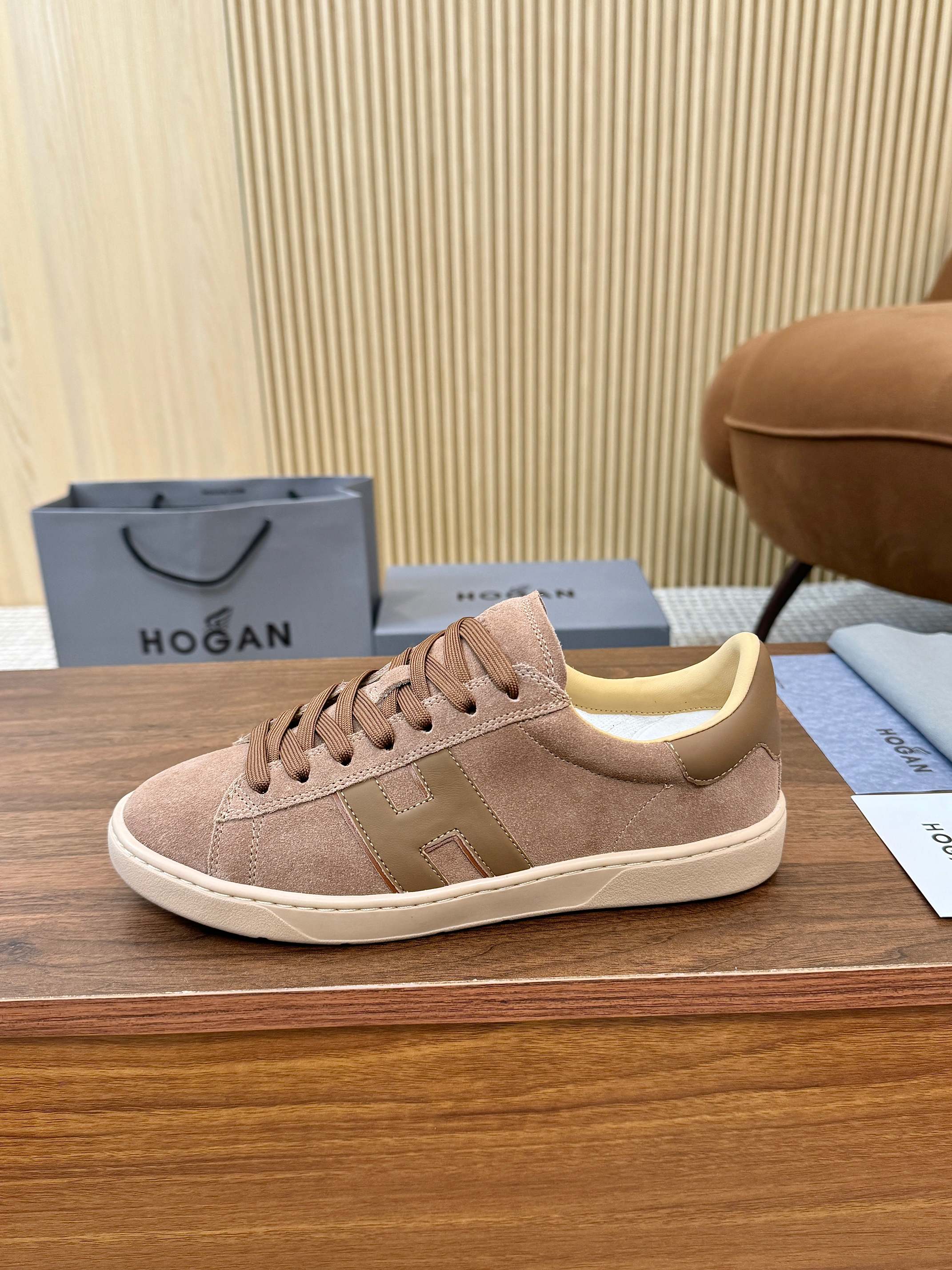 NO:834385,Real price, the same top version of men's and women's shoes, Hogan's latest Platform series of casual sports shoes, moral training shoes, original purchase, development and production. This Platform series of sports and casual shoes, outlines the lines, reconstructs the style, and releases the sassy pace. It cleverly blends retro elements and urban fashion, and the shoe shape is simple and neat without losing its distinctive and innovative self. Exquisite packaging at the delivery counter. Fabric: Original customized imported first-layer cowhide. Lining: Original customized soft sheepskin lining. Outsole:  Original open-molded non-slip rubber outsole. Bottom thickness: 4.5CM. Size: women's size 36-44, (customized size 35/45/46 is non-returnable and non-exchangeable),,hogan,tom ford,sneakers,cowhide,sheepskin19860909实价 顶级版本男女鞋同款 Hogan霍根 最新Platform系列休闲 运动鞋 德训鞋 原版购入开发 做货 这款Platform系列运动休闲鞋,线条勾绘,重构风格,释出飒爽步伐.巧妙糅合复古元素和都市时尚,鞋型简约利落又不失鲜明新意自我 配送专柜精美包装 面料: 原版定制进口头层牛皮 内里: 原版定制柔软羊皮里 大底: 原版开模防滑橡胶大底 底厚: 4.5CM Size: 女款36-44码,（35/45/46码定做不退不换）,,hogan,tom ford,sneakers,cowhide,sheepskin,Men's shoes