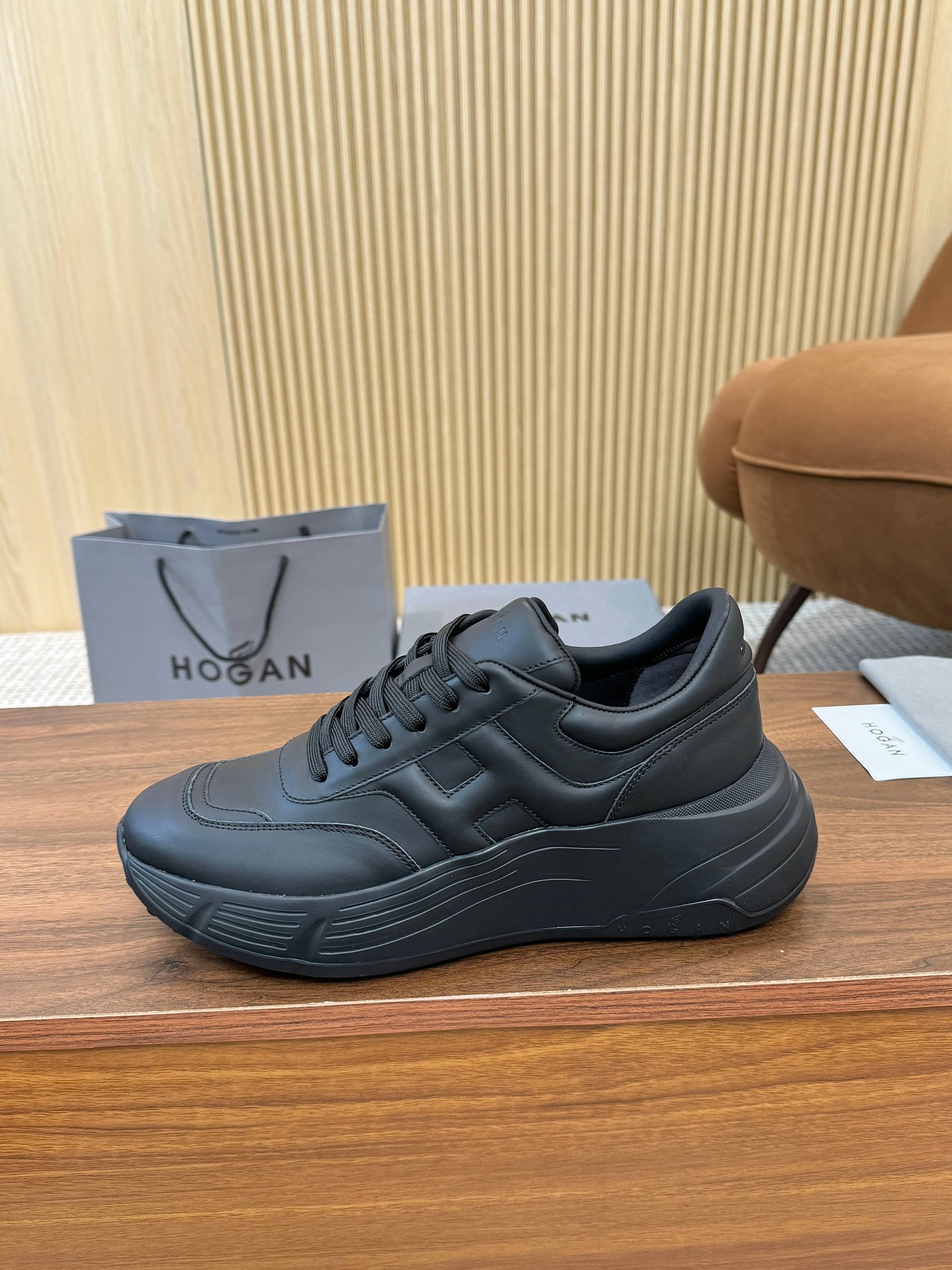 NO:834376,Actual price HOGAN·Hogan 2026 new model must be reposted H-STRIPES series couples thick-soled dad shoes blimp shoes casual sports shoes. Top version original purchased for development and production This H-STRIPES series sports shoes adopt a contrasting color high-elastic thick sole and increased design, which makes the whole shoe full of new vitality, shuttle style and imaginative style, seize the focus of attention, and set off a modern urban trend. The fabric is original custom-made imported cowhide material. The lining is original cowhide lining.  The sole is made of exclusive molding, ultra-light and high-elastic material, the sole thickness is about 4.5cm, and the size is women's 36-44, (35/45/46 is custom-made, non-refundable and non-exchangeable),,hogan,sneakers,cowhide19860909实价 HOGAN·霍根 2026新款转图必爆 H-STRIPES系列情侣款厚底老爹鞋飞艇鞋休闲运动鞋. 顶级版本 原版购入开发做货 此款H-STRIPES系列运动鞋采用撞色高弹厚底增高设计,令整鞋焕发新意活力,穿梭型格畅想,抢占视线焦点,再掀现代感都市风潮. 面料原版定制进口牛皮材质 内里原版牛皮里 鞋底独家开模超轻高弹材质 底厚约4.5cm 码数女36-44,（35/45/46定做不退不换）,,hogan,sneakers,cowhide,Men's shoes
