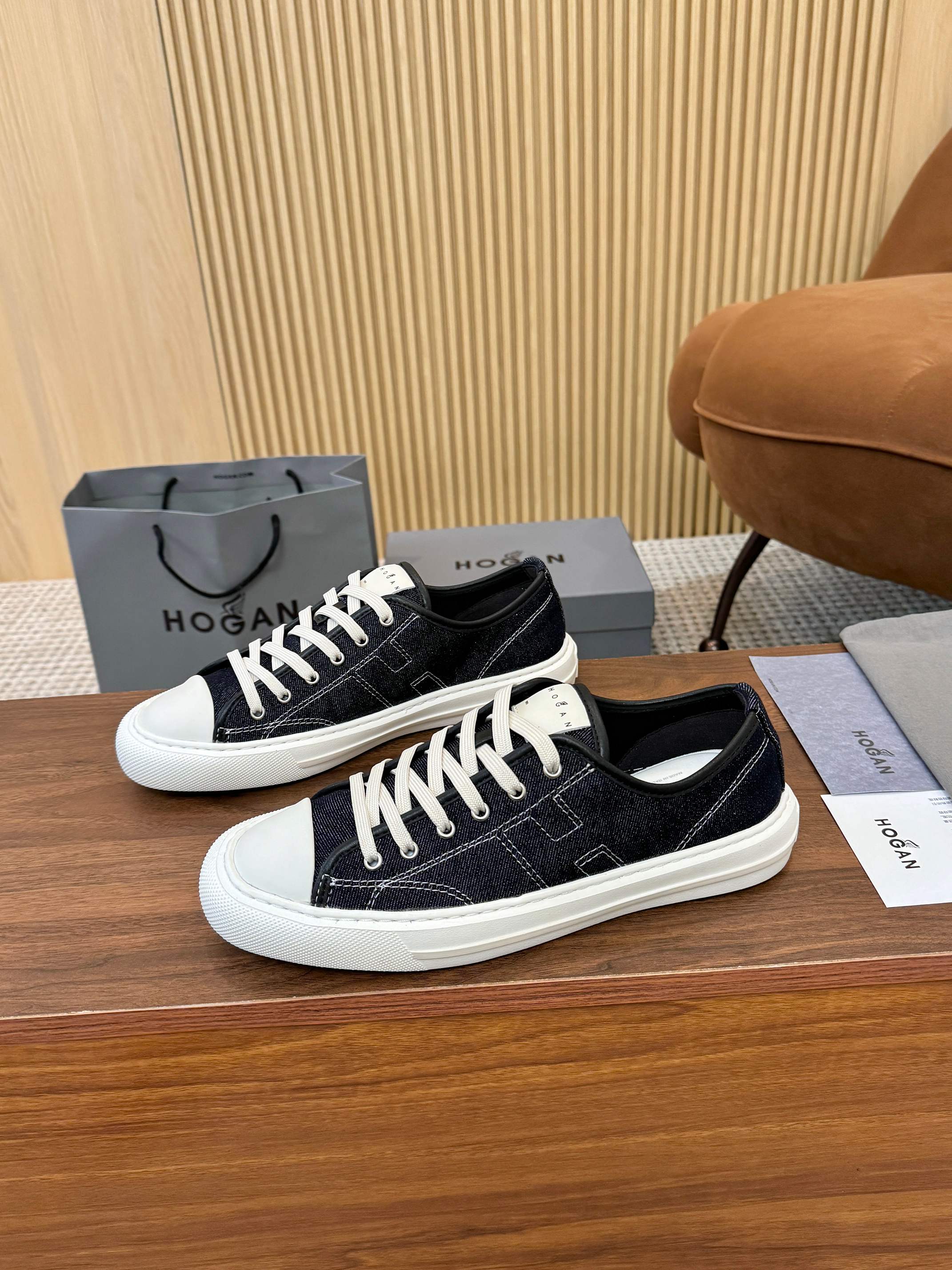 NO:927326,Hogan's new HOGAN H691 series are inspired by 90's skateboard shoes and are made of cowhide fabric. Item No. HXM6910FZ60UYD01VU Function, lightweight style, sports and casual shoes  Fabric, suede, cowhide, lightweight foam outsole, Hogan logo printed on the tongue, exposed stitching, and stitched H-shaped logo on the side, creating a three-dimensional effect of layered shadows. Paired with a comfortable memory foam insole, it is lightweight and easy to wear, adding personality to casual outfits. Sizes 39-44 (38/45/46 custom-made, non-returnable, non-exchangeable). Reposting pictures will be popular..., casual shoes/sports shoes, hogan, sneakers, cowhide19860909霍根新款HOGAN H691系列90年代滑板鞋启发采用牛皮面料精制,货号 HXM6910FZ60UYD01VU 功能,轻便 款式,运动休闲鞋 面料,绒面革,牛皮,鞋底轻便发泡大底,鞋舌上印有霍根标志,外露缝线,侧边饰有缝线H形标识,营造出层叠阴影的立体效果.搭配舒适的记忆泡沫内底,轻便易搭,为休闲装束增添个性.39-44码（38/45/46定做不退不换）转图必爆………,休闲鞋/运动鞋,hogan,sneakers,cowhide,Women's Shoes