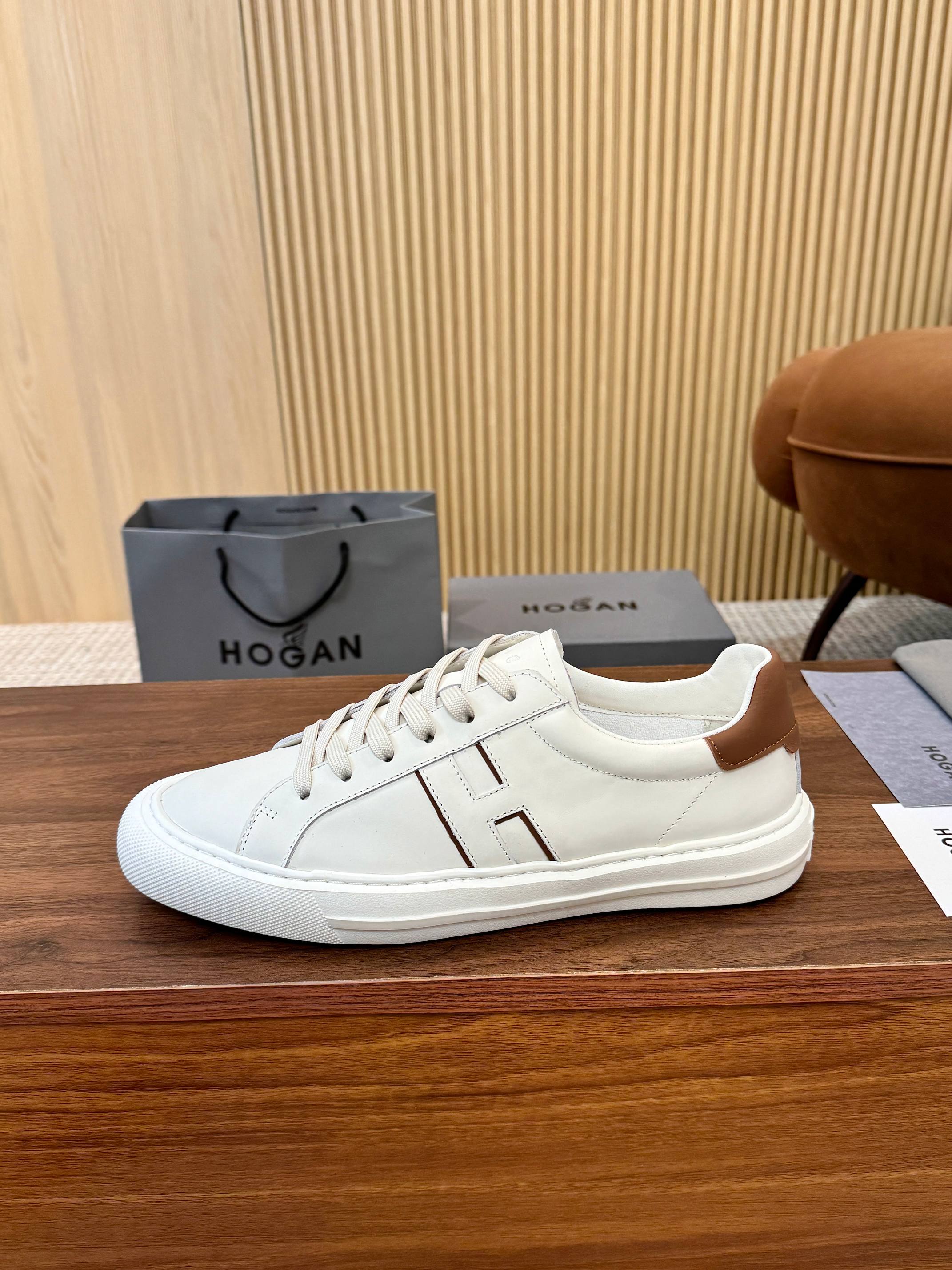 NO:927314,Hogan's new HOGAN H691 series of sports and casual shoes draws style inspiration from skating in the 1990s. It embodies urban vitality, spreads out the natural figure, has flexible lines, and is free and easy, matching the cool background of the modern city. The one-piece design wraps the H letter, presenting a special projection effect. H691 is a lightweight, sports classic casual shoe.  Fabric, suede, cowhide, lightweight foam outsole, and Hogan logo printed on the tongue. Paired with a comfortable memory foam insole, it is lightweight and easy to wear, adding personality to casual outfits. Sizes 39-44 (38/45/46 are custom-made, non-refundable and non-exchangeable). If you repost the picture, it will be popular..., casual shoes/sports shoes, hogan, sneakers, cowhide19860909霍根新款HOGAN H691系列运动休闲鞋,从90年代溜冰运动中汲取型 格灵感.进现都市活力,铺展自然身影,灵动线条,潇洒自 如,相映现代都市酷格底色.一片式设计包裹H字母,呈现特别的投影效果H691,穿着轻便,运动经典休闲鞋 面料,绒面革,牛皮,鞋底轻便发泡大底,鞋舌上印有霍根标志.搭配舒适的记忆泡沫内底,轻便易搭,为休闲装束增添个性.39-44码（38/45/46定做不退不换）转图必爆………,休闲鞋/运动鞋,hogan,sneakers,cowhide,Women's Shoes