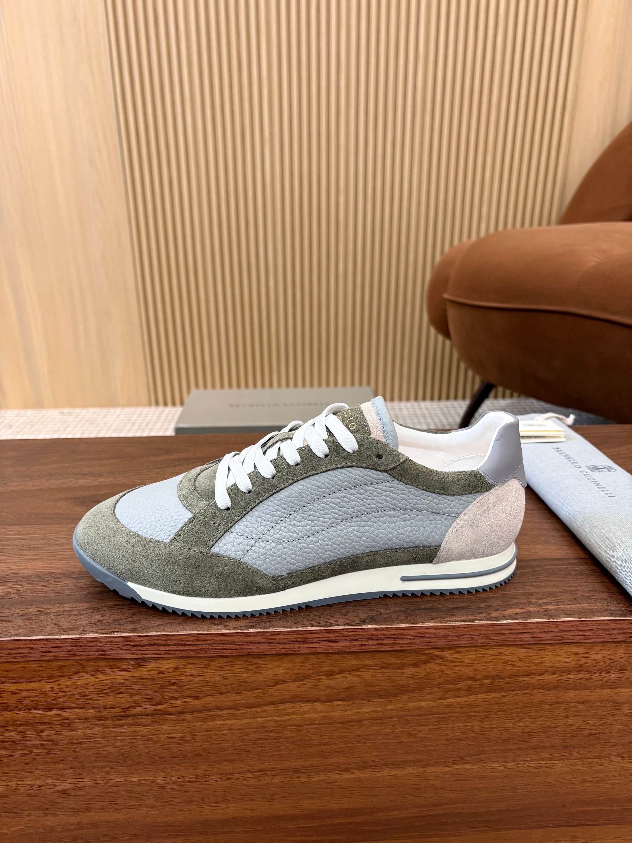 NO:930244,Actual price Brunello Cucinelli ss spring and summer new men's shoes are shipped, abbreviated as BC. This brand is the world's top luxury brand from Italy [strong], known as the 'King of Cashmere' and 'the real luxury goods in the clothing industry' of low-key luxury. Many people know that cashmere Cashmere is top-notch and expensive, you can't take it off once you wear it, and it is very versatile. No brand knows how to design top-grade cashmere fabrics into a 'low-key luxury' style than BC.  The upper is imported calfskin with nubuck leather. The lining is specially designed with white benzene-dyed sheep lining. The foot pads are made of high-elastic foam and are aligned with the cowhide lining. They are comfortable, breathable and non-suffocating, and will not fade or slip. The eco-friendly and harmless TPU+PU outsole is formed in one piece. It is clean and does not need to be glued. The texture is overwhelming. Visible luxury. Counter packaging.  Size 39-44 (38.45.46 custom-made, non-refundable and non-exchangeable) Welcome to repost the picture [Applause] Reposting the picture will definitely explode...[strong][strong][strong],, brunello cucinelli,cowhide19860909实价 Brunello Cucinelli ss春夏新款 男鞋出货 简称BC 此品牌是来自意大利的世界顶级奢侈品牌[强],被誉为低调奢华的 “山羊绒之王” 和 “服装界真正的奢侈品”.很多人都知道羊绒Cashmere顶级、昂贵,一穿就脱不下来,还特别百搭,没有比BC这个品牌更懂得把顶级的羊绒面料设计出一种 “低调的奢华” 的风格. 鞋面进口小牛皮配磨砂皮 内里是本白色苯染专用羊里设计,脚垫高弹发泡与牛里对贴,上脚舒服透气不闷脚,不掉色,不打滑,环保无害TPU+PU大底一体成型,干净不开胶.质感爆棚 看得见的奢华 专柜包装 尺码39-44（38.45.46订做不退不换）欢迎转图[鼓掌]转图必爆……[强][强][强],,brunello cucinelli,cowhide,Men's shoes