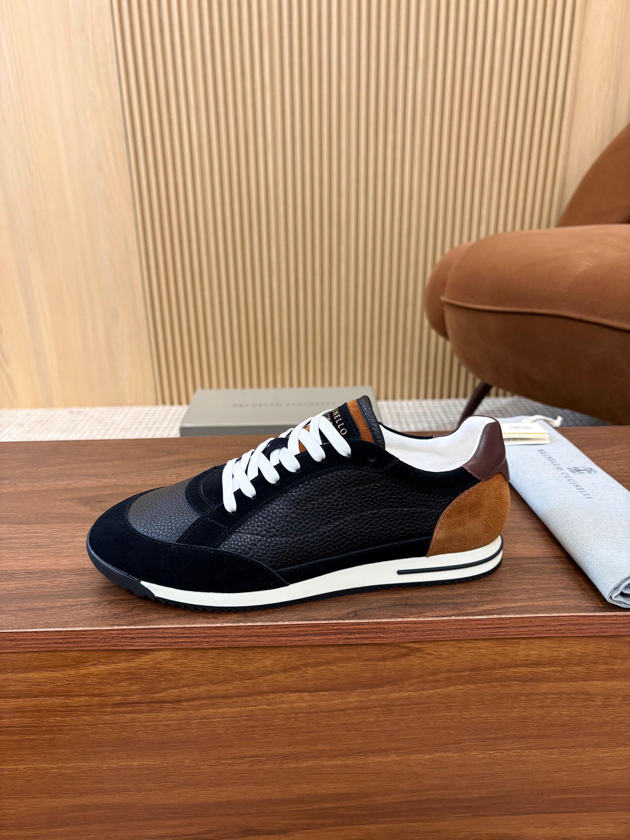 NO:927274,Brunello Cucinelli ss spring and summer new men's shoes are shipped, abbreviated as BC. This brand is the world's top luxury brand [strong] from Italy, known as the 'King of Cashmere' and 'the real luxury goods in the clothing industry' for low-key luxury. Many people know that cashmere Cashmere is top-notch, expensive, and you can't take it off once you wear it. It is also very versatile. No brand knows how to design top-grade cashmere fabrics into a 'low-key luxury' style than BC. The upper is imported calfskin with nubuck leather.  The interior is specially designed with white benzene-dyed sheep lining. The foot pads are made of high-elastic foam and are aligned with the cow lining. They are comfortable, breathable and non-stuffy, and will not fade or slip. The environmentally friendly and harmless TU+U outsole is formed in one piece and is clean and does not need to be peeled off. The texture is overwhelming. Visible luxury. Special counter packaging.  Size 39-44 (38.45.46 custom-made, non-returnable and non-exchangeable) Welcome to repost the picture [Applause] Repost the picture and it will be popular...[strong][strong][strong], casual shoes/sports shoes, brunello cucinelli, sneakers,cowhide19860909Brunello Cucinelli ss春夏新款 男鞋出货 简称BC 此品牌是来自意大利的世界顶级奢侈品牌[强],被誉为低调奢华的 “山羊绒之王” 和 “服装界真正的奢侈品”.很多人都知道羊绒Cashmere顶级、昂贵,一穿就脱不下来,还特别百搭,没有比BC这个品牌更懂得把顶级的羊绒面料设计出一种 “低调的奢华” 的风格. 鞋面进口小牛皮配磨砂皮 内里是本白色苯染专用羊里设计,脚垫高弹发泡与牛里对贴,上脚舒服透气不闷脚,不掉色,不打滑,环保无害TU+U大底一体成型,干净不开胶.质感爆棚 看得见的奢华 专柜包装 尺码39-44（38.45.46订做不退不换）欢迎转图[鼓掌]转图必爆……[强][强][强],休闲鞋/运动鞋,brunello cucinelli,sneakers,cowhide,Women's Shoes