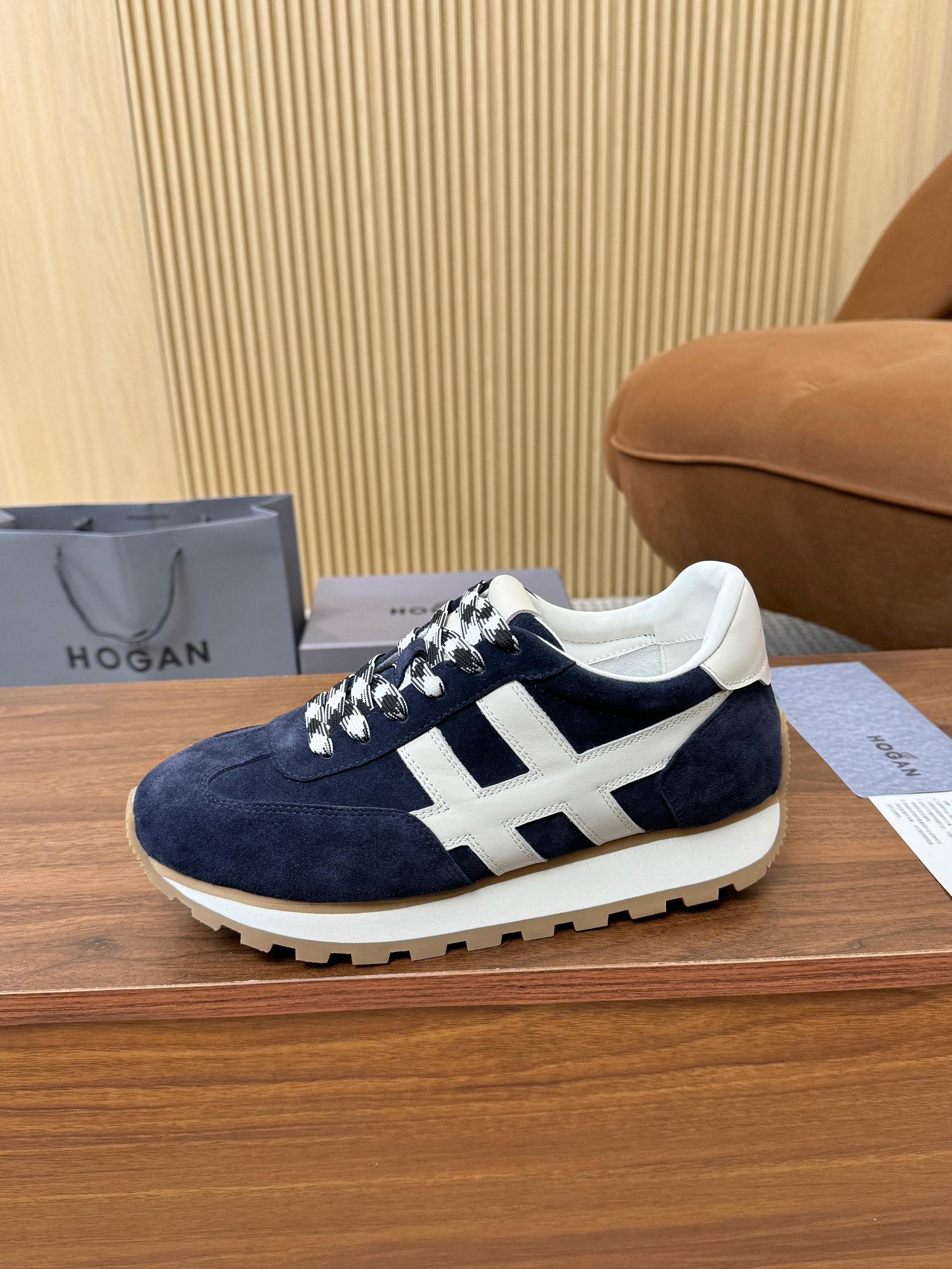 NO:954609,Hogan's new HOGAN popular item number HXM7010FZ80UHO01VUBLUE brand hogan product name HOGAN men's sports shoes HXM7010Fz80uH001ubLue SS2026 Complete colors available for your choice Origin Italy, etc. (the origin may vary due to different purchase batches) Applicable people Men  Product Introduction Item No. HXM7010FZ80UHO01VUBLUE Fabric and Leather Description 86ER SNEAKERS, increased height, high elasticity and comfort, size 35-44 (customized 45/46) will be popular if you transfer the picture...,,hogan,sneakers19860909霍根新款 HOGAN爆款货号HXM7010FZ80UHO01VUBLUE 品 牌hogan 品 名HOGAN 男士运动鞋 HXM7010Fz80uH001ubLue SS2026 颜色齐全任意挑选 产地意大利等（可能因采购批次不同,产地有所差异） 适用人群Men 商品介绍货号HXM7010FZ80UHO01VUBLUE 面料皮革描述86ER SNEAKERS,增高高弹舒适,35-44码（45/46定做）转图必爆……,,hogan,sneakers,Men's shoes