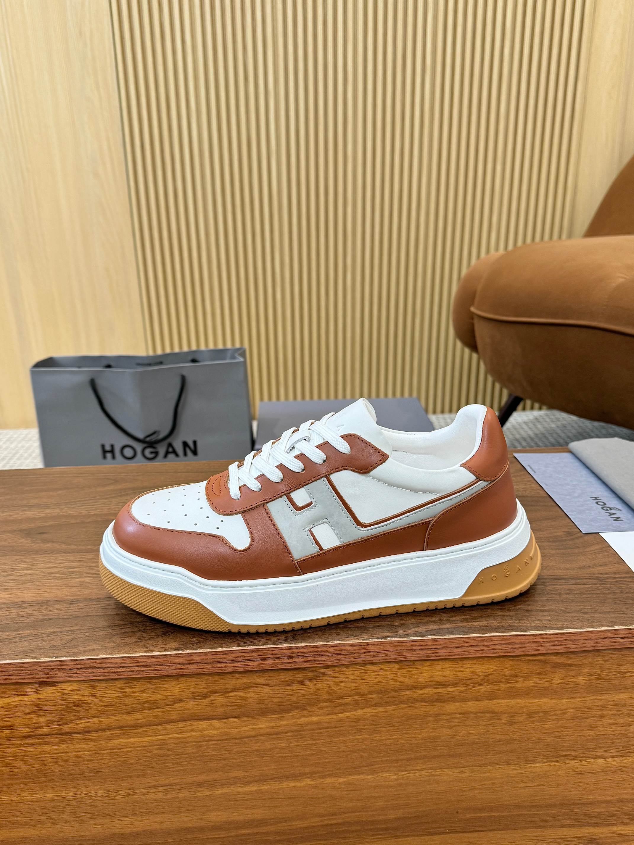 NO:954617,Hogan's new hot model, Hogan's new model, Chamallow series, couple's model, thick sole, casual sports shoes, original purchase, development and production. This model of Hogan Chamallow series sports and casual shoes combines street style and Hogan's fashion concept. The shoe has a handsome personality and incorporates skateboarding elements. The padding design is soft and comfortable. The H logo border design on the shoe body is full of atmosphere. Three-dimensional, lightweight outsole with anti-slip marks of different textures. Memory foam insole is cushioned and comfortable, gently wraps the feet. Beautiful packaging at the delivery counter.  The fabric is original and custom-made imported first-layer cowhide. The lining is custom-made and imported breathable mesh. The outsole is made of original molded ultra-light foam material. Bottom thickness is 3.5CM. Size is 35-40 for women / 39-44 for men (customized at 45). If you repost the picture, it will be popular...,,hogan,sneakers,cowhide19860909霍根新爆款,Hogan新款,Chamallow系列 情侣款 厚底 休闲 运动鞋 原版购入开发做货 本款Hogan Chamallow系列运动休闲鞋糅合街头风和Hogan时尚理念 鞋型个性帅气 融入滑板运动元素 填充设计柔软舒适 鞋身H标志镶边设计 尽显大气 立体,轻便外底设有不同纹理的防滑痕 记忆泡沫内底缓震舒适 轻柔包裹双脚 配送专柜精美包装 面料原版定制进口头层牛皮 内里定制进口透气网里 大底原版开模超轻发泡材质 底厚3.5CM Size女款35-40 / 男款39-44(45定做)转图必爆………,,hogan,sneakers,cowhide,Men's shoes