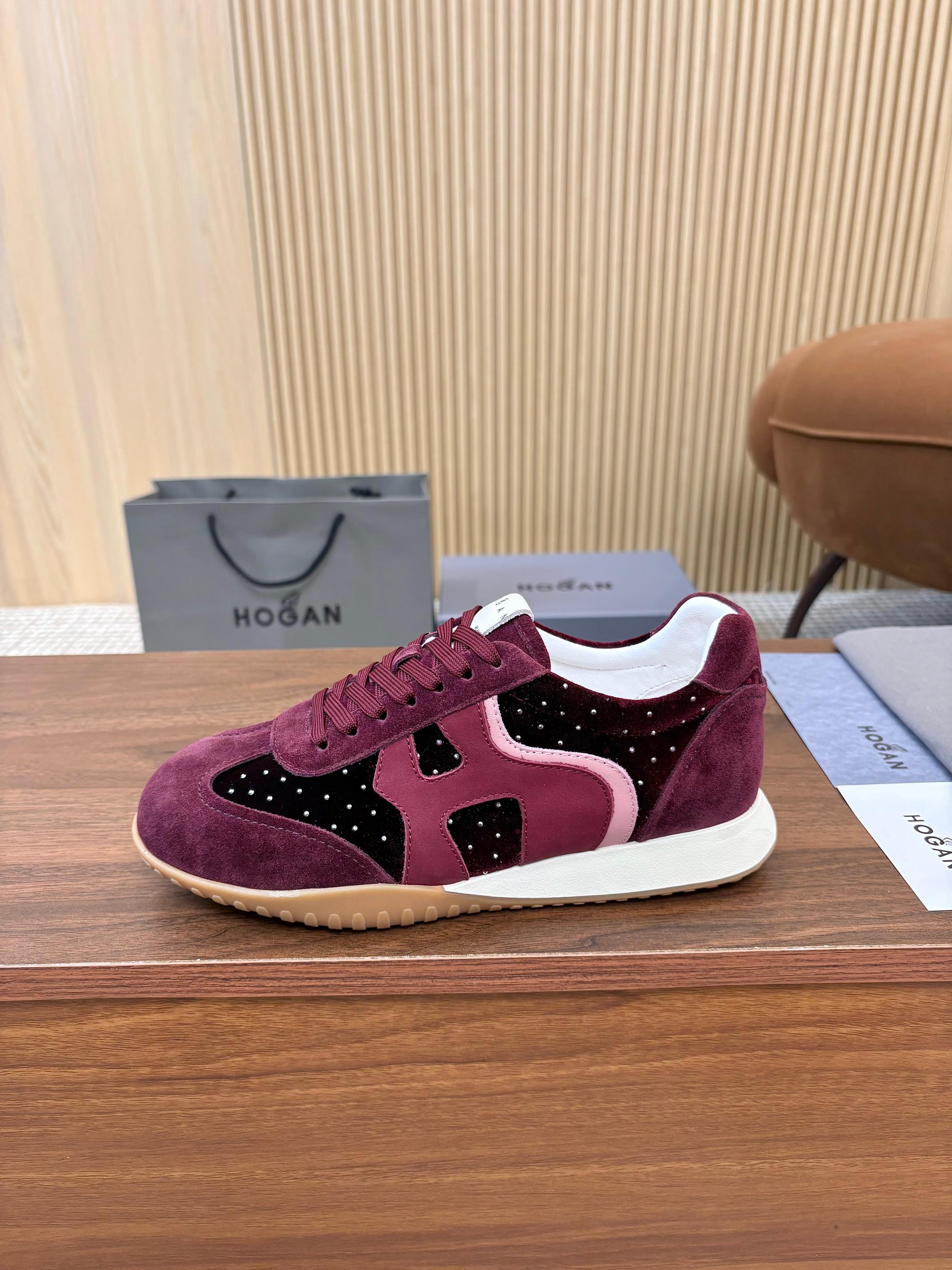 NO:956175,HOGAN Hogan's hot model for women...[strong][strong] Fashionable casual shoes, thick-soled round toe sports, comfortable and lightweight, casual lace-up, same style in shopping malls (hot selling both online and offline), same style as stars, soft and comfortable fabric, one-to-one reproduction, assured quality, novel design, low-top sports shoes, classic color matching with genuine leather brand logo  Genuine leather lining, laces, round toe, rubber sole, containing non-textile animal-derived parts, exquisite logo details. 35-40 (41 can be customized),,hogan,sneakers19860909HOGAN 霍根女士爆款……[强][强] 时尚休闲鞋 厚底圆头运动 舒适轻便 系带休闲 商场同款（线上线下都热销）明星同款 面料柔软舒适 一比一复刻 品质放心,设计新颖 低帮运动鞋,真皮品牌标识拼色经典 真皮衬里,系带,圆头,橡胶鞋底,含有非纺织动物源部件,徽标细节精致.35-40（41可定做）,,hogan,sneakers,Men's shoes