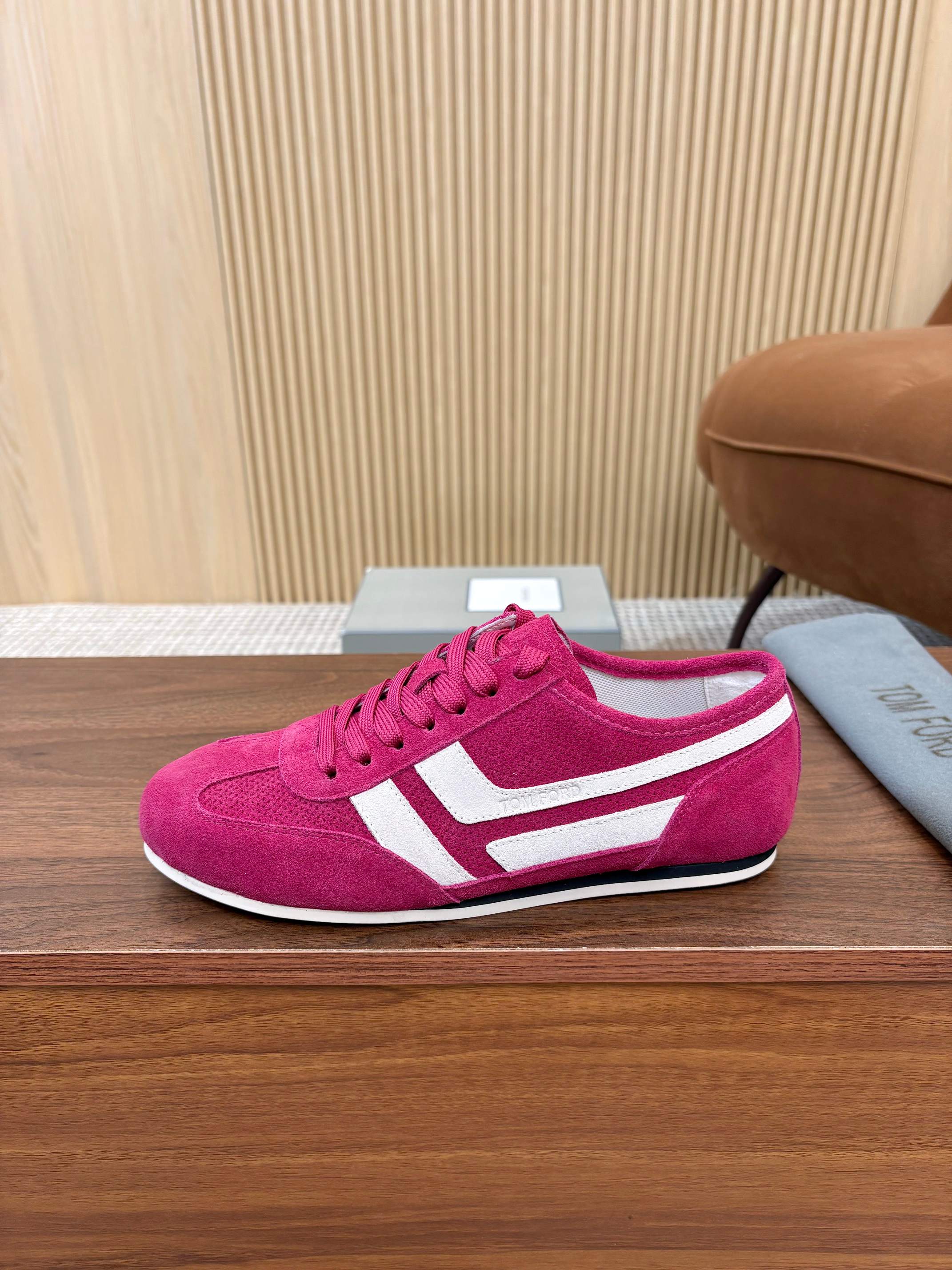 NO:956237,TOM FORD TOM FORD has a new hot style, item number J1595ICL128NCREAM Functional breathable style sports and casual shoes Suitable for men Closing laces Is the same style in the store Suitable for sports scenes Item number J1595ICL128NCREAM Fabric calfskin; rubber Description Lace-up design·Tongue decorated with embossed logo.  Logo patch on the side of the shoe.  Logo stamped on the heel.  Mesh lining.  Foam rubber midsole·rubber sole, 39-44 (38/45/46 can be customized) Repost the picture and it will explode......[strong][strong][strong][strong],,tom ford,cowhide19860909汤姆福特 TOM FORD爆款出新,货号 J1595ICL128NCREAM 功能透气 款式运动休闲鞋 适用性别男 闭合方式系带 是否商场同款是 适用场景运动 货号J1595ICL128NCREAM 面料小牛皮；橡胶 描述系带设计·鞋舌饰有压纹徽标．鞋侧饰有徽标贴片．后跟饰有徽标压印．网眼衬里．泡沫橡胶中底·橡胶鞋底,39-44（38/45/46可定做）转图必爆………[强][强][强][强],,tom ford,cowhide,Men's shoes