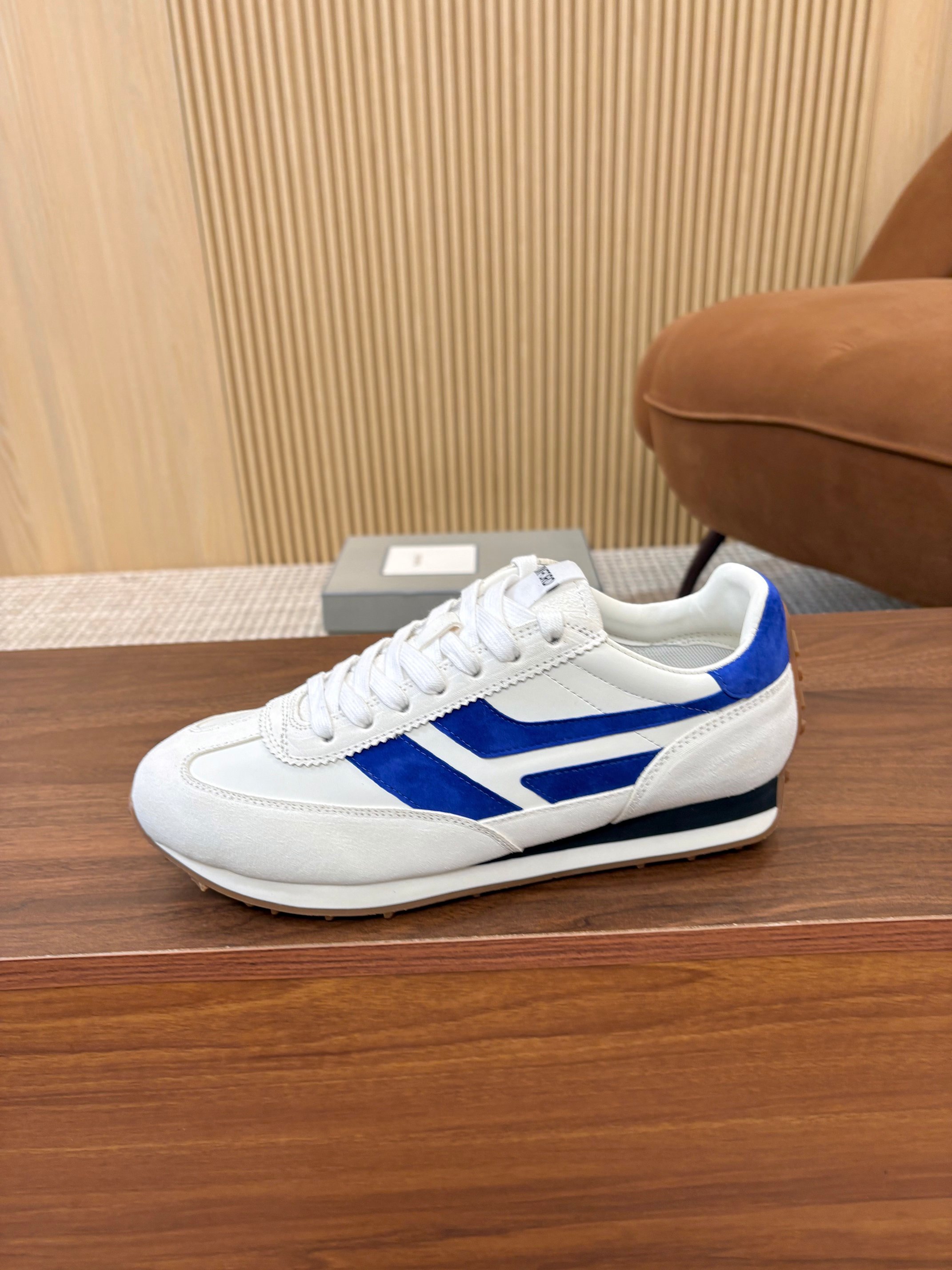 NO:956230,Trendy luxury TOM FORD Tom Ford's round-toe low-top Mick sneakers are classic and comfortable. They are a luxury choice for your wardrobe. The shoes are made of woven fabric + cowhide lining [strong], suede leather + cowhide [strong]. It adopts panel design upper, pure workmanship combined outsole, and pure cotton laces. Presentation It looks retro and high-end. The trademark letter T is spliced with contrasting colors on the inside and outside, highlighting the exquisite line design. It is a popular style that will never fade. It will be popular if you repost the picture [Fireworks][Fireworks][Fireworks][Fireworks] 37-44, (36/45/46 is a custom code that is non-returnable and non-exchangeable). Factory direct sales in complete colors.,,tom ford,sneakers,cowhide19860909潮奢 TOM FORD汤姆.福特圆头低帮的这款Mick运动鞋[强]经典而舒适,是您衣柜中的奢侈之选,[强]鞋子由织布+牛皮内裡[强],绒面皮料+牛皮组合而成[强],采用镶板设计鞋面,用纯工组合大底,纯棉系带.呈现出复古而高端.内外侧撞色拼接出商标字母T,凸显线条精致设计,是一款永不褪色的爆款,转图必爆[烟花][烟花][烟花][烟花]37-44,（36/45/46为定做码不退不换）.工厂直销颜色齐全.,,tom ford,sneakers,cowhide,Men's shoes