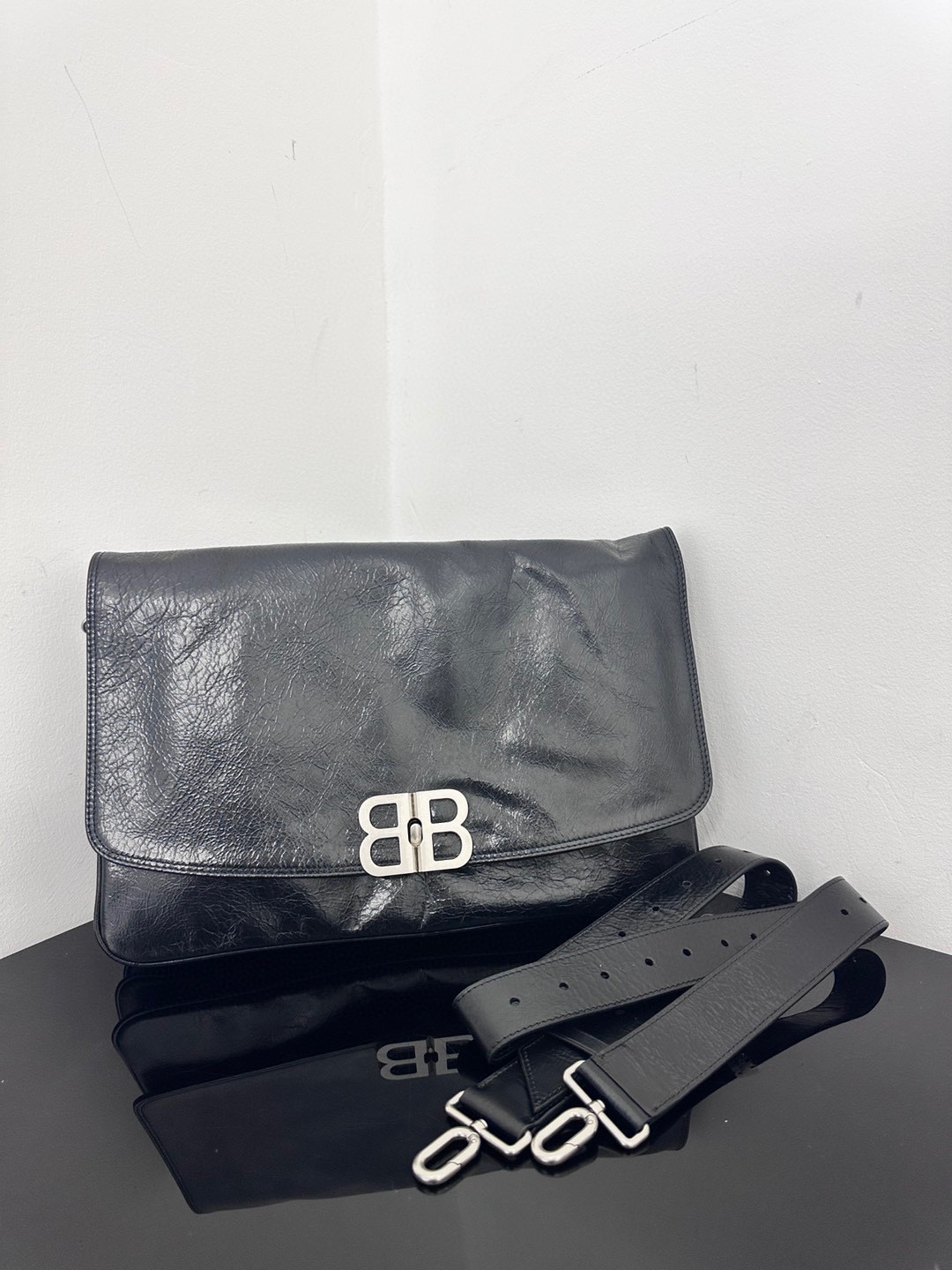 NO:205155,Genuine grade spot [large black] bb soft crossbody | shoulder bag ◎Balenciaga has released a new bag, this bb soft looks simple and casual, neutral and cool, both men and women are super suitable, the feeling of being heart-warming at first glance, classic black, two sizes of the bag, each with cowhide leather, paired with old metal accessories, thick chain, very cool, the overall sense of simple and high-end. Wide shoulder strap design, after carrying it for a long time, you won't feel it sucked ◎Shoulder strap and chain can be detached, a real bag with multiple backs ◎Generally speaking, the appearance is simple and sweet and salty, unisex, the bag has enough capacity, super-capacity, what reason do you don't like? Model number 748488 Size 36cm*23.8cm*3cm, Balenciaga, balenciaga, shoulder bags, cowhide19860909正品级 现货【大号黑色】 bb soft 斜挎｜单肩包 ◎巴黎世家又出新包包啦,这款bb soft外观简单休闲又中性酷飒,男女都超合适,一眼就心动的感觉包包经典黑色,大小两个尺寸司,采用牛皮革每比较耐造,搭配做旧金属配件,链条粗粗的一根,非常酷,整体呈简约的高级感 宽肩带设计,背久了,也不会觉得勒 ◎肩带和链条都可拆卸,真正的一包多背 ◎总的来说,外观简约甜可盐 西,男女皆宜,包包容量足,超能装,有什么理由不爱呢 款号748488 尺寸大号36cm*23.8cm*3cm,巴黎世家,balenciaga,shoulder bags,cowhide,Bag