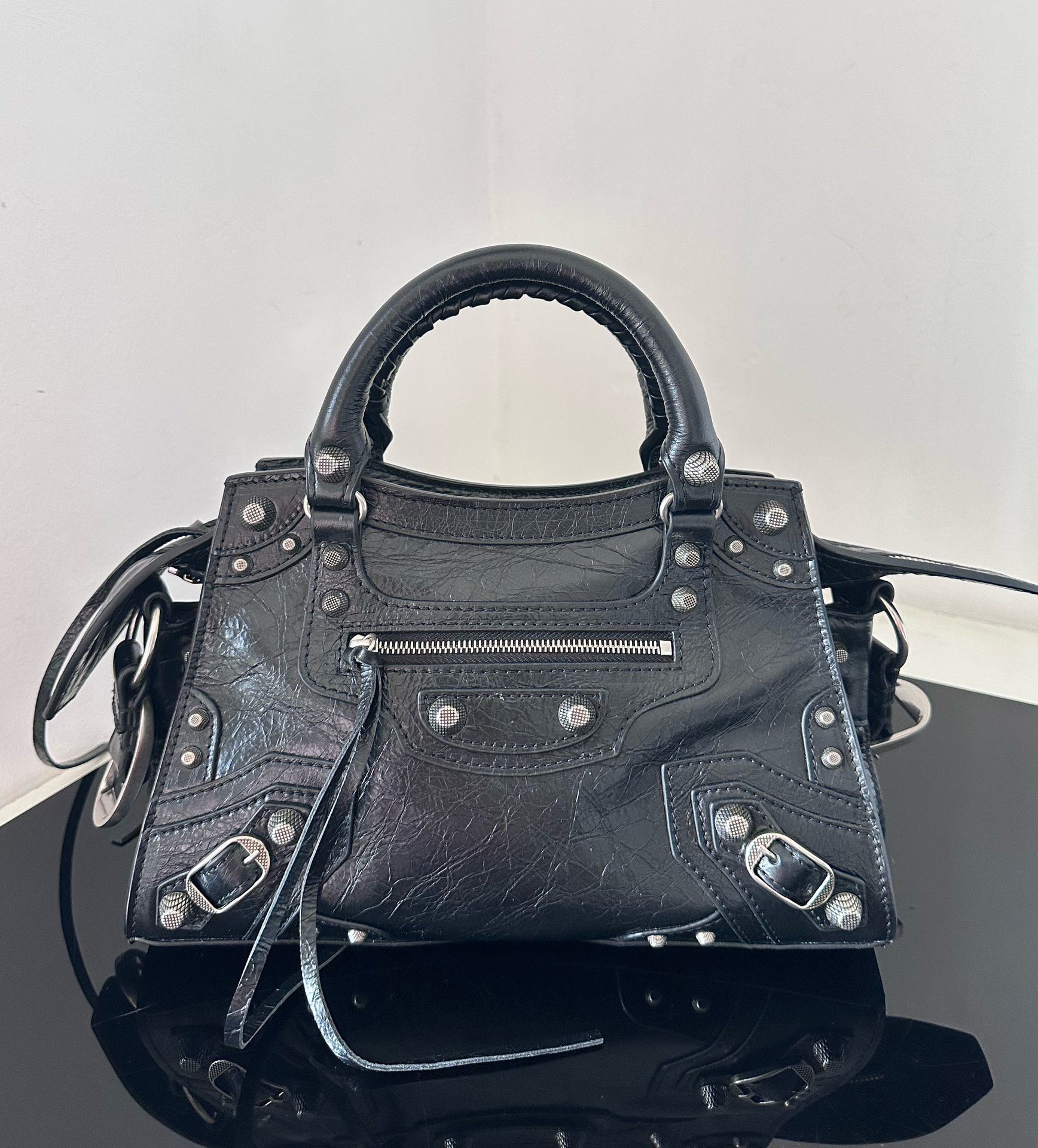 NO:204431,Genuine grade *Neo cagole motorcycle bag [Black] Super durable and cool feeling. It has a detachable and adjustable belt buckle wide shoulder strap. The upper body is extremely comfortable. It is very resistant to roughness. The leather is flexible. The hand-held one shoulder crossbody can be used. The two-way zipper opening and closing design is better beautify the practicality! Equipped with a love mirror, the cool appearance is a sweetheart~ It can enhance the entire aura by carrying it on. Sweet and hot girls must be included. Model 700940 Size 26*13*18cm, Balenciaga, balenciaga19860909正品级 *Neo cagole机车包【黑色】 超级耐看.酷酷的感觉.设有一条可拆卸可调节的皮带扣宽肩带.上身极度舒适.很耐糙.皮料柔韧.手提单肩斜挎都可以.双向拉链开合设计!更好的美化了实用度! 配备了爱心小镜子,酷飒的外表下是一颗甜心~拎上就能提升整个气场,甜辣妹必入 型号700940 尺寸26*13*18cm,巴黎世家,balenciaga,Bag