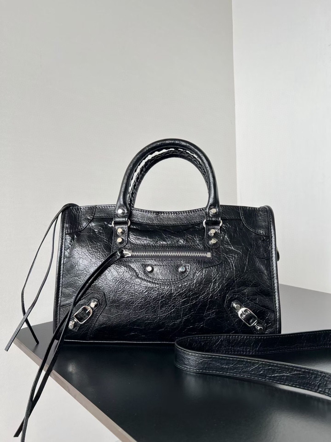 NO:770480,* The most iconic handbag Le City series is back with a strong reinterpretation of the classic and classic series. The slight difference is that the mirror and card holder are cancelled, and the design of the shoulder strap is more suitable for cross-body wear. The changes in small details make the whole body more light. The new Macaron color series is particularly suitable for spring and summer. The uninhibited and handsome style collides with the sweet color series. The fashion sense is at your fingertips. Dimensions: length 29.9 x height 19.1 x width 9.9 cm.  Model 811442 silver nails, Balenciaga, balenciaga19860909* 最具标志性手袋Le City系列该系列强势回归 重新演绎经典和经典系列稍有不同的是取消了镜子和卡包,肩带的设计也更加适合斜挎～小细节的变动让整体更显轻盈新增的马卡龙色系格外适合春夏不羁帅气的造型碰撞甜美色系 时尚感触手可得 尺寸长29.9 x 高19.1 x 宽9.9厘米 型号811442银钉,巴黎世家,balenciaga,Bag