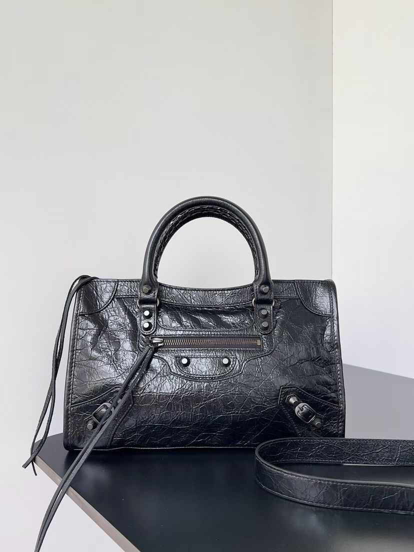 NO:770474,* The most iconic handbag Le City series is back with a strong reinterpretation of the classic and classic series. The slight difference is that the mirror and card holder are cancelled, and the design of the shoulder strap is more suitable for cross-body wear. The changes in small details make the whole body more light. The new Macaron color series is particularly suitable for spring and summer. The uninhibited and handsome style collides with the sweet color series. The fashion sense is at your fingertips. Dimensions: length 29.9 x height 19.1 x width 9.9 cm.  Model 811442 black nails, Balenciaga, balenciaga19860909* 最具标志性手袋Le City系列该系列强势回归 重新演绎经典和经典系列稍有不同的是取消了镜子和卡包,肩带的设计也更加适合斜挎～小细节的变动让整体更显轻盈新增的马卡龙色系格外适合春夏不羁帅气的造型碰撞甜美色系 时尚感触手可得 尺寸长29.9 x 高19.1 x 宽9.9厘米 型号811442黑钉,巴黎世家,balenciaga,Bag