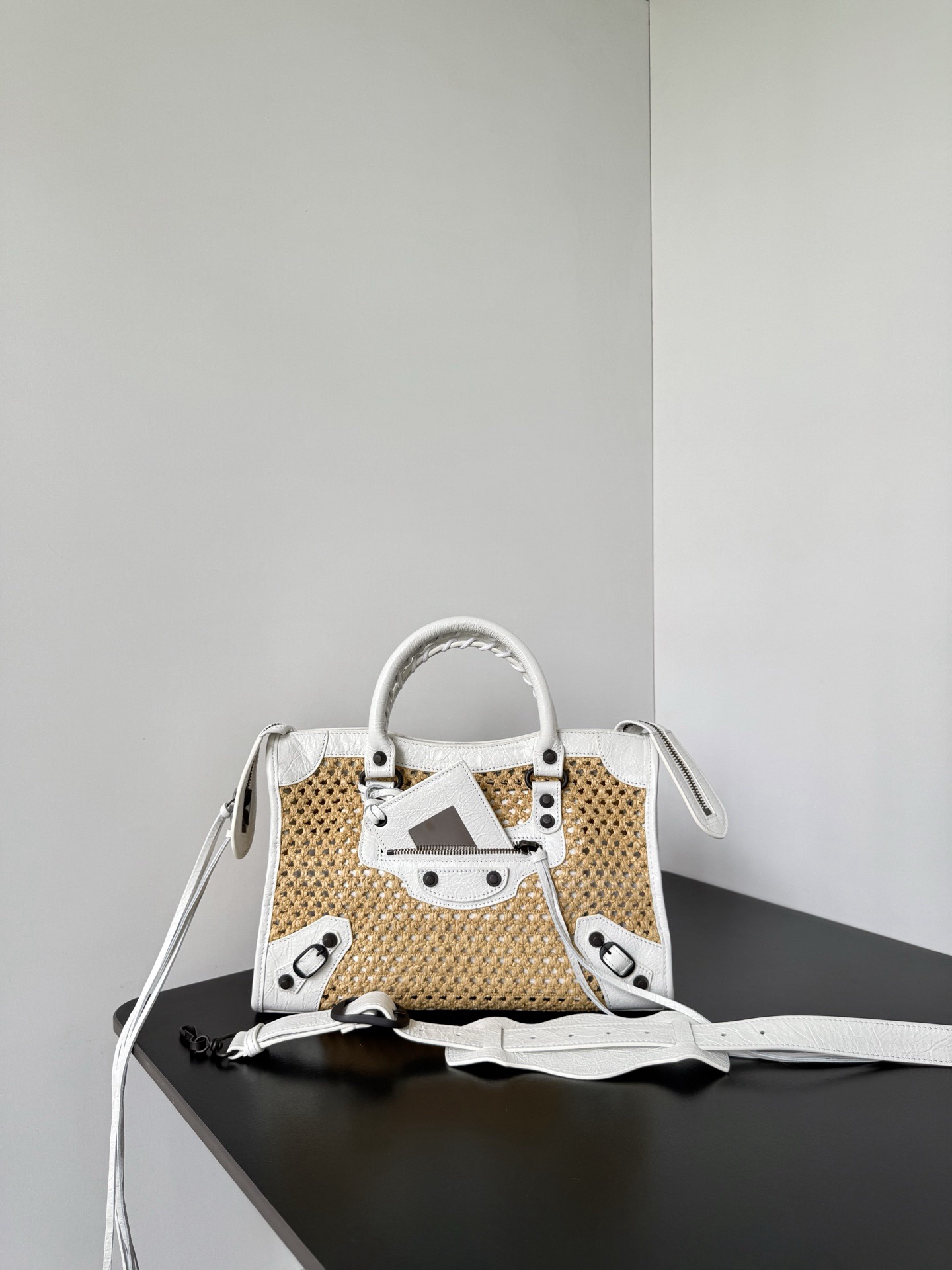 NO:894837,*  It was famous for its extremely modern style when it first came out. With its casual and natural elegance, it quickly captured the favor of the fashion industry and celebrity circles, and became a popular classic of the times. After years of reinterpretation, this new iteration of the classic handbag is the symbol of the classic style.  All the unique design details are retained, including the hand-woven cotton rope-woven leather rolled handles, detachable shoulder straps with shoulder pads, leather-edged rectangular hanging mirrors, etc. The body of the bag also retains the brand's highly recognizable rivet-shaped studs, leather lace-up zipper pullers and small decorative buckles.  Model: 866322 white, dimensions length 29.9 x height 19.1 x width 9.9 cm, Balenciaga, balenciaga19860909* 初次问世便以极繁摩登的风格闻名凭借随性天成的优雅格调迅速俘获时尚界与名流圈层的青睐,一跃成为时代经典爆款历经多年焕新演绎,这款经典手袋的全新迭代版本经典款式的标志性设计细节得以悉数保留手工棉绳编织的皮革卷形提手、带肩垫的可拆卸肩带、皮革包边的长方形悬挂镜等,包身亦保留了品牌辨识度极高的铆钉形饰钉、皮革系带拉链头与小巧装饰扣 型号:866322白色 尺寸长29.9 x 高19.1 x 宽9.9厘米,巴黎世家,balenciaga,Bag