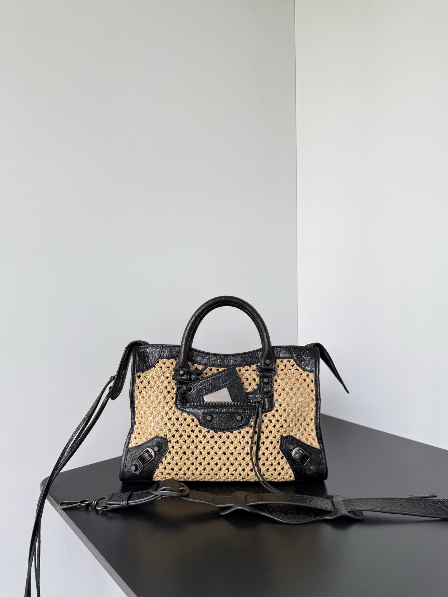 NO:894845,*  It was famous for its extremely modern style when it first came out. With its casual and natural elegance, it quickly captured the favor of the fashion industry and celebrity circles, and became a popular classic of the times. After years of reinterpretation, this new iteration of the classic handbag is the symbol of the classic style.  All the unique design details are retained, including the hand-woven cotton rope-woven leather rolled handles, detachable shoulder straps with shoulder pads, leather-edged rectangular hanging mirrors, etc. The body of the bag also retains the brand's highly recognizable rivet-shaped studs, leather lace-up zipper pullers and small decorative buckles.  Model: 866322 black, dimensions length 29.9 x height 19.1 x width 9.9 cm, Balenciaga, balenciaga19860909* 初次问世便以极繁摩登的风格闻名凭借随性天成的优雅格调迅速俘获时尚界与名流圈层的青睐,一跃成为时代经典爆款历经多年焕新演绎,这款经典手袋的全新迭代版本经典款式的标志性设计细节得以悉数保留手工棉绳编织的皮革卷形提手、带肩垫的可拆卸肩带、皮革包边的长方形悬挂镜等,包身亦保留了品牌辨识度极高的铆钉形饰钉、皮革系带拉链头与小巧装饰扣 型号:866322黑色 尺寸长29.9 x 高19.1 x 宽9.9厘米,巴黎世家,balenciaga,Bag