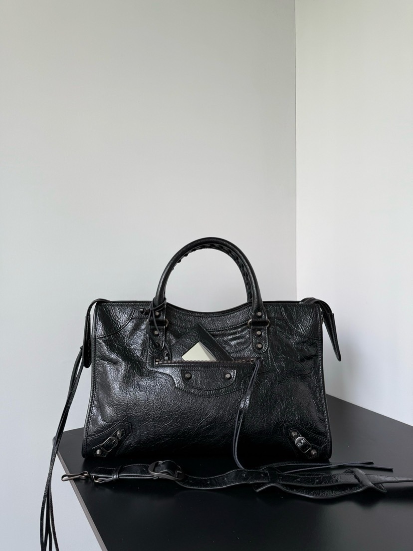 NO:894843,*  It was famous for its extremely modern style when it first came out. With its casual and natural elegance, it quickly captured the favor of the fashion industry and celebrity circles, and became a popular classic of the times. After years of reinterpretation, this new iteration of the classic handbag is the symbol of the classic style.  All the unique design details are retained, including the hand-woven cotton rope-woven leather rolled handles, detachable shoulder straps with shoulder pads, leather-edged rectangular hanging mirrors, etc. The body of the bag also retains the brand's highly recognizable rivet-shaped studs, leather lace-up zipper pullers and small decorative buckles.  Dimensions length 37 x height 23.4 x width 10 cm Model 865760 black, Balenciaga, balenciaga19860909* 初次问世便以极繁摩登的风格闻名凭借随性天成的优雅格调迅速俘获时尚界与名流圈层的青睐,一跃成为时代经典爆款历经多年焕新演绎,这款经典手袋的全新迭代版本经典款式的标志性设计细节得以悉数保留手工棉绳编织的皮革卷形提手、带肩垫的可拆卸肩带、皮革包边的长方形悬挂镜等,包身亦保留了品牌辨识度极高的铆钉形饰钉、皮革系带拉链头与小巧装饰扣 尺寸长37 x 高23.4 x 宽10厘米 型号865760黑色,巴黎世家,balenciaga,Bag