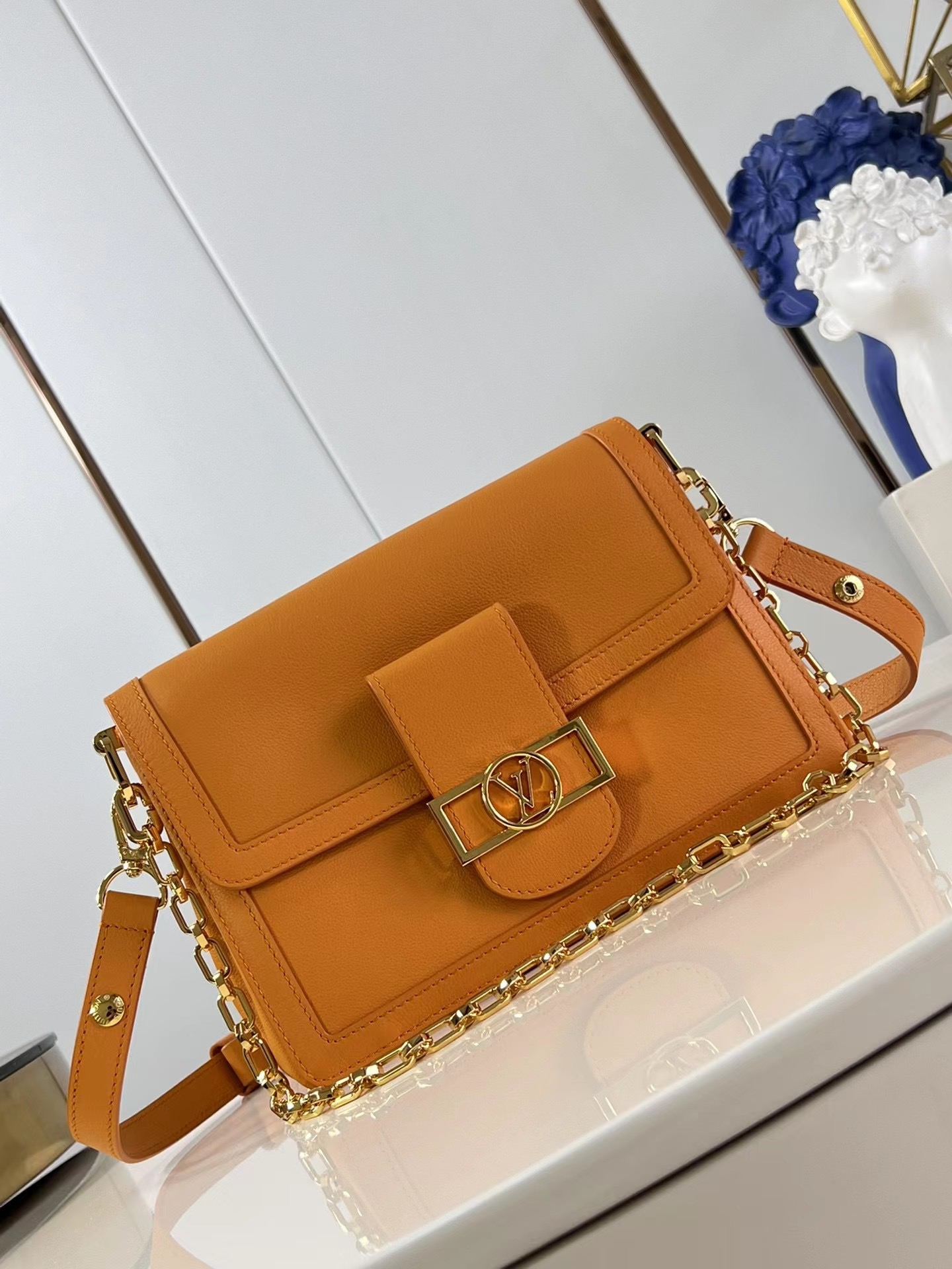 NO:180033,Genuine grade (original leather version) (coding chip, head layer leather) top-level original independent real shot M25048 orange M25209 black M25050 white] This Dauphin Soft medium handbag is handed by creative director Nicolas Ghesquière, and is unveiled in a new loose configuration. Dauphin handbag elements are embellished with soft cowhide leather body, including chic buckle, removable chain strap and fashionable leather shoulder strap. Size 24*17*9cm, authentic LV, louis vuitton, cowhide19860909正品级（原厂皮版本）（变码芯片、头层皮）顶级原单独家实拍M25048橙色 M25209黑色 M25050白色】本款 Dauphine Soft 中号手袋出自创意总监 Nicolas Ghesquière 之手,以崭新宽松构型亮相 春夏秀场.Dauphine 手袋元素点缀柔软牛皮革包身,包括别致锁扣、可拆卸链带与时尚皮革肩带.尺寸24*17*9cm,正品级LV,louis vuitton,cowhide,Bag