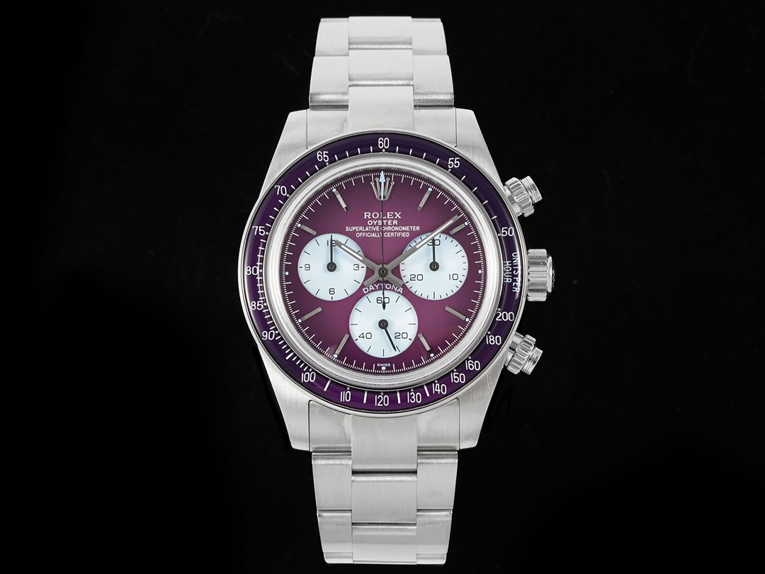 NO:391753,Geneva craftsman Artisans de Genève (ADG for short) launched the extremely elegant Rolex Daytona custom chronograph. The modified craftsman first polished and modified the gold case and bracelet in the traditional way. At the same time, the protective devices on both sides of the crown were removed. The flat glass was also removed and replaced with a curved sapphire glass mirror to create a nostalgic appearance. The Daytona dial was redesigned, painted and decorated with sunlight patterns. The original metal bezel was also replaced by a sapphire bezel, and the colors of green and gold were blended with warmth. The Rolex movement was also redesigned. Thanks to the sapphire crystal bottom, the wearer can directly appreciate the fine decoration of the movement, Geneva corrugated, hand-cavated chamfered, and the new K gold winding oscillator.,,gold19860909日内瓦工匠Artisans de Genève (简称ADG)推出极上优雅 Rolex Daytona 定制计时码表,改装工匠首先采用传统方式对黄金表壳和表链进行打磨修饰,同时移除了表冠两侧的保护装置,平面玻璃亦被拆除,取而代之的是弧面蓝宝石玻璃表镜,营造充满怀旧气息的外观,重新设计 Daytona 表盘,涂上色漆并以日晖纹装饰,原本的金属表圈也被蓝宝石表圈取代,绿与金的色彩交融散发出温暖的气息.Rolex 机芯同样改头换面,得益于蓝宝石水晶表底,佩戴者可以直接欣赏到机芯的精饰,日内瓦波纹、手工倒角,以及新的K金上链摆陀.,,gold,Watch