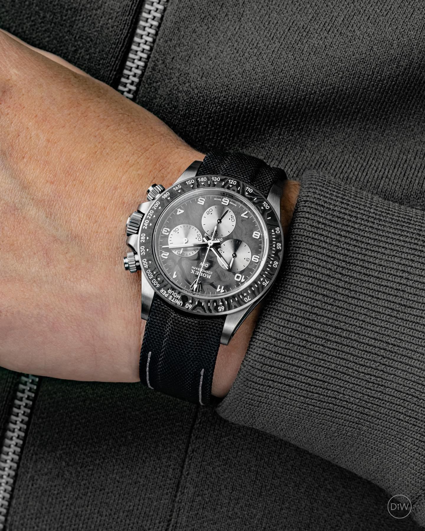 NO:391889,Another amazing work of DIW is 'CARBON ROLEX DAYTONA Exceptional-1'. 1. The most prominent feature is the unique case shape. The sides are carefully hollowed out to see beautiful and luminous carbon materials. This design adds an elegance and exquisite atmosphere. It uses new materials and unique case shapes to give it a unique appearance different from other models. 2. In addition, the dial and bezel are made of carbon fiber, which is also the feature of DIW. The camouflage-like appearance is very unique, adding an overwhelming personality to your arms. 3. The easy-to-use nylon strap is designed with Velcro, which is sturdy, durable, friction-resistant, and pull-resistant. It also has high speed drying and waterproof properties. In addition, the metal case is sturdy, corrosion-resistant and biocompatible, bringing a comfortable wearing experience that integrates with the skin.  4. The case has a perspective back cover, allowing you to intuitively appreciate the mechanism and operation of the movement, and enjoy the unique presence and comfortable wearing feeling composed of the texture and colors of the case, bezel and strap. Model name CARBON ROLEX DAYTONA Exceptional-1 Model: Cosmic meter Dial Movement Constant Movement (automatically winded), Chronograph Movement Model Cal. Size 40mm Bezel Carbon Fiber Dial Carbon Fiber Power Reserve About 72 hours Waterproof 5ATM Strap Handmade Nato Nylon, Velcro,19860909DIW又一惊艳之作 “CARBON ROLEX DAYTONA Exceptional-1”. 1、最显着的特点是独特的表壳形状.侧面经过精心镂空,可以看到美丽发光的碳材料.这种设计增添了优雅和精致的氛围.采用新材料和独特的表壳形状,赋予其与其他型号不同的独特外观. 2、此外,表盘和表圈均采用碳纤维材质,这也是DIW的特色.迷彩般的外观非常独特,为您的手臂增添了压倒性的个性. 3、易于使用的尼龙带采用 Velcro 设计,坚固耐用,耐摩擦、耐拉扯.它还具有高速干和防水性能.再加上金属材质的表壳,坚固、耐腐蚀、生物相容性高,带来与肌肤融为一体的舒适佩戴体验. 4、表壳具有透视背盖,让您可以直观地欣赏机芯的机制和运作,享受由表壳、表圈和表带的纹理和色彩构成的独一无二的存在感和舒适的佩戴感觉. 型号名称CARBON ROLEX DAYTONA Exceptional-1 型号:宇宙计型迪通拿 机芯恒动（自动上链）,计时码表 机芯型号 cal. 尺寸 40毫米 表圈碳纤维表盘碳纤维 动力储存约72小时 防水 5ATM 表带手工制作的 nato 尼龙,魔术贴,,Watch