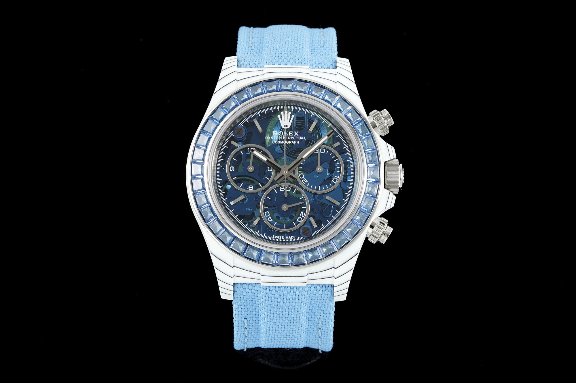 NO:391883,DiW creates a new custom version of Rolex Daytona 1. Glacier Blue cultivates ice blue gem ring, translucent sapphire dial, perfectly displaying the hollow movement. Wearing this ice blue dial must be the most dazzling existence. 2. Desert Oasis rose gold ring is inlaid with emeralds, a fully transparent dial, and a brown nylon belt. Whoever sees it will not be confused.,19860909DiW 打造 Rolex Daytona 全新定制款 1、冰川蓝培育冰蓝种宝石圈,半透明蓝宝石盘面,将镂空机芯完美展现出来.戴上手这款冰蓝迪一定是最耀眼的存在. 2、沙漠绿洲玫瑰金圈镶嵌祖母绿宝石,全透明表盘,搭配棕色尼龙带.谁看谁不迷糊.,,Watch