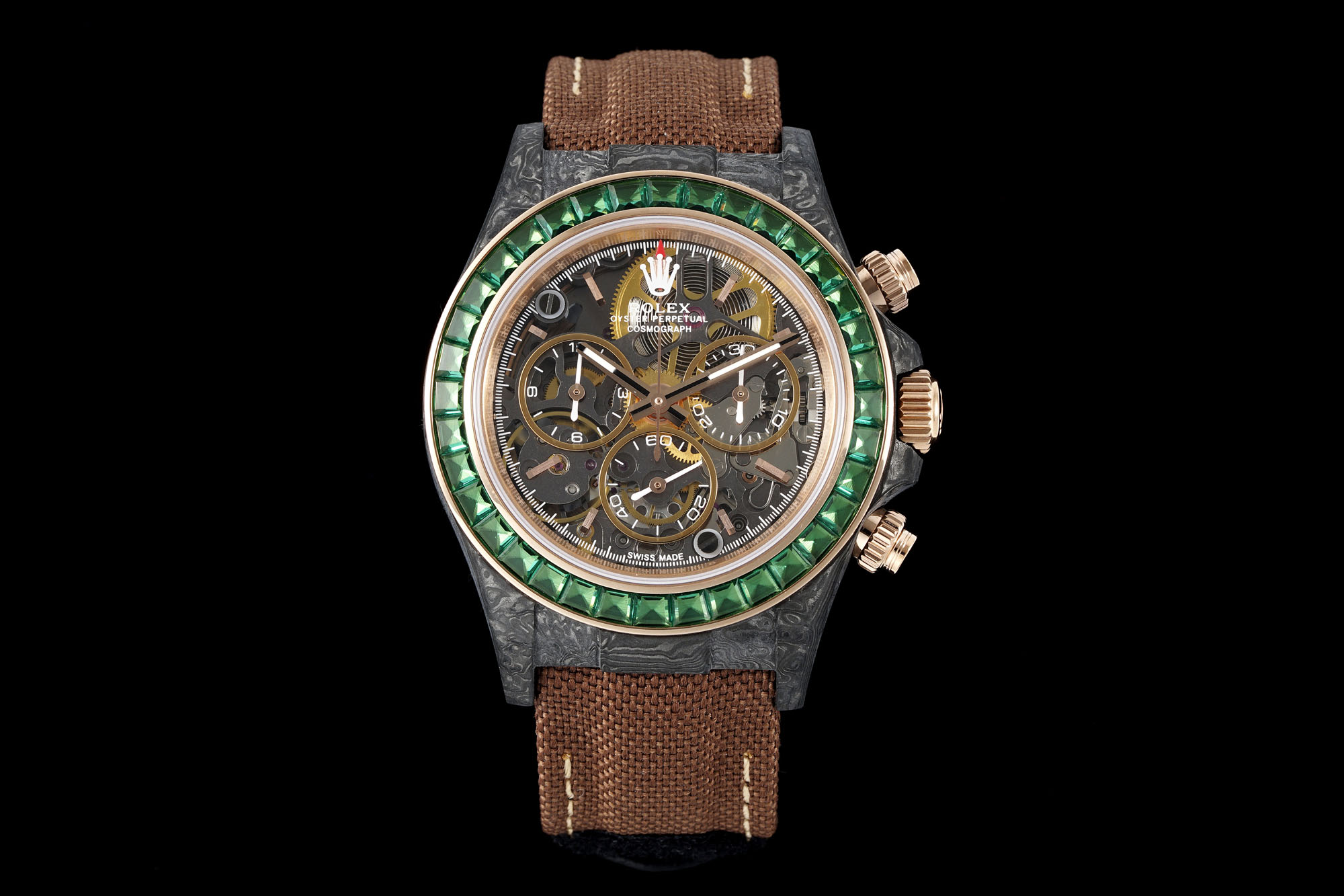 NO:156935,DiW creates a new custom version of Rolex Daytona 1. Glacier Blue cultivates ice blue gem ring, translucent sapphire dial, perfectly displaying the hollow movement. Wearing this ice blue dial must be the most dazzling existence. 2. Desert Oasis rose gold ring is inlaid with emeralds, a fully transparent dial, and a brown nylon belt. Whoever looks at it will not be confused.,19860909DiW 打造 Rolex Daytona 全新定制款 1、冰川蓝培育冰蓝种宝石圈,半透明蓝宝石盘面,将镂空机芯完美展现出来.戴上手这款冰蓝迪一定是最耀眼的存在. 2、沙漠绿洲玫瑰金圈镶嵌祖母绿宝石,全透明表盘,搭配棕色尼龙带.谁看谁不迷糊.,,Watch