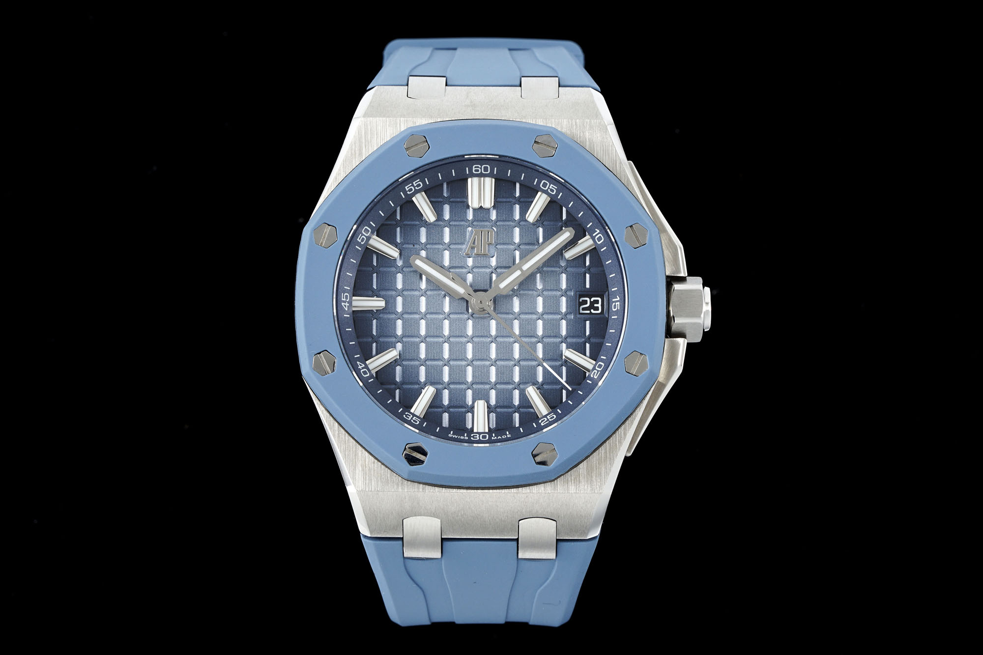 NO:157318,A Factory Audemars Piguet Royal Oak Offshore New Model 43mm 15605SK New Size 5 Highlights 1. A 43mm stainless steel case with a thickness of 14.4mm. As you can imagine, it also has a certain weight. 2. Blue rubber-coated bezel. Visually, it adds contrast and color. The touch is also quite charming, with softness and texture very different from the ceramic bezel we often see. 3. Smoky blue dial, decorated with a new generation of Mega Taisserie pattern - rhodium tone gold three-dimensional hour markers and Royal Oak hands, with luminous material - blue inner flange. The classic blocks are separated by obvious grooves and connected by relief crosses. When you get closer, you will see a dial with a lot to say but without any words (only A  Logo, no other documents). The slight smoky effect reinforces the pattern. On such a large watch, the date is on the edge of the dial for the first time. 4. Equipped with a practical quick change system, the straps can be updated according to your preferences. 5. The case contains a 4302 movement, which is the A's new generation automatic movement and has a 70-hour comfortable power reserve. This 43mm sports watch without complications challenged my usual concept. In short, this stylish and modern ROO combines an oversized case with a complication-free dial, showing how powerful and personal the original design of the series is, audemars19860909A Factory爱彼 皇家橡树离岸型最新款43mm 15605SK 全新尺寸 全新5大亮点 1、采用 43 毫米不锈钢表壳,厚度为 14.4 毫米.您可以想象,它也有一定的重量 2、蓝色橡胶涂层表圈.从视觉上看,它增加了对比度和色彩.触感也相当迷人,柔软度和质感与我们经常看到的陶瓷表圈大不相同 3、烟熏蓝色表盘,饰有新一代 Mega Taisserie 图案 - 铑色调金质立体时标和皇家橡树指针,带夜光材料 - 蓝色内凸缘.经典的方块由明显的凹槽分隔,同时由浮雕十字相互连接,走近一点,你会看到一个有很多话要说,但又没有任何言辞的表盘（只有 A 标志,除此之外没有文献）.轻微烟熏效果强化了图案,在这么大的手表上,日期第一次位于表盘的边缘. 4、配备了实用的快速更换系统,后续可以根据自己喜好,更新不同颜色表带 5、表壳内装有 4302 型机芯,这是 A 的新一代自动机芯,并具有 70 小时的舒适动力储存 而这款无复杂功能的 43 毫米运动手表挑战了我通常的概念.简而言之,这款时尚而现代的 ROO 结合了超大表壳和无复杂功能的表盘,展示了该系列的原始设计有多么强大和个性,,audemars,Watch