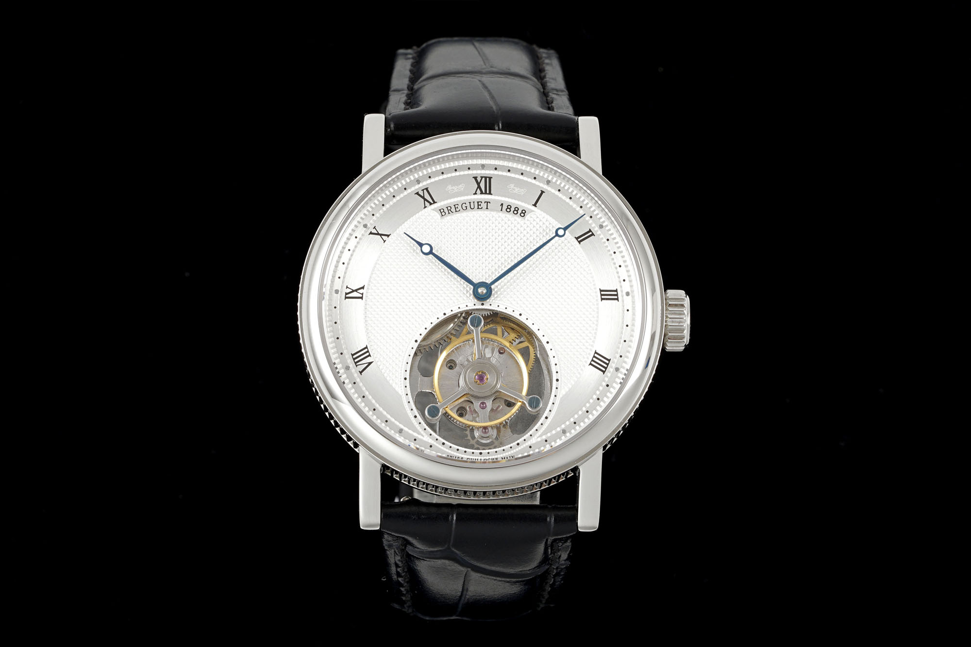 NO:391962,New RMS launches Breguet's popular tourbillons are coming  Previously, in the Paris Watchmaking Workshop, Mr. Abraham Louis Breguet created a tourbillon speed control device that has been admired by countless people in the history of watchmaking. This extremely complex and precise organization demonstrates Mr. Breguet's extraordinary vision and creativity, and is still of great significance to the high-end watchmaking industry today. To this day, the role and significance of tourbillons are not only to improve the accuracy of time, but to write a brilliant chapter in the field of watchmaking. The Breguet tourbillon timepieces have been constantly innovating in the century-long journey, surpassing themselves, combining exquisite mechanical manufacturing skills and profound aesthetic principles, creating a complex and charming mechanical world. The crown of the watch is engraved with the famous Breguet brand logo. From the side, we can see the famous coin patterns of Breguet, representing the gentle and humble temperament of a gentle and gentleman. This is also the reason why many royal families like to wear Breguet!  Size 41X12MM, louis vuitton,breguet19860909RMS新款推出 宝玑热门款陀飞轮来袭 前,阿伯拉罕-路易·宝玑先生在他所创立的巴黎钟表堤岸制表工坊中,创造了制表史上令无数人赞叹的陀飞轮调速装置.这一无比复杂的精密机构彰显了宝玑先生卓然超群的远见与创想,时至今日仍对高级制表业有着重要意义.至今,陀飞轮的作用和意义已不仅是提高走时的精准度,而是谱写了制表领域的辉煌篇章.宝玑陀飞轮时计臻品在百年征程中不断创新,超越自我,集精湛机械制造技艺与深厚美学原理于一身,创制出演绎复杂迷人的机械世界.腕表的表冠上刻有著名的宝玑品牌标志,从侧面我们可以看到表王宝玑著名的钱币纹饰,代表着温文尔雅、谦谦君子的气质,这也是很多王室喜欢佩戴宝玑的原因！尺寸41X12MM,,louis vuitton,breguet,Watch