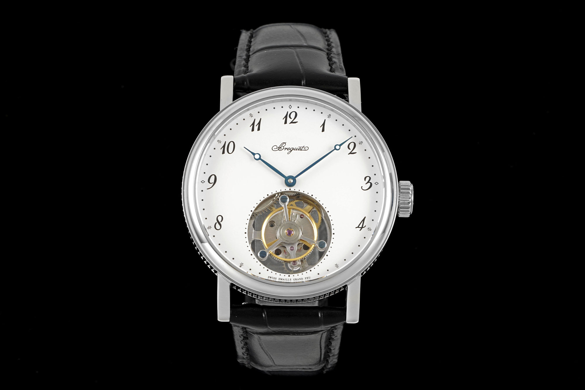 NO:391968,New RMS launches Breguet's popular tourbillons are coming  Previously, in the Paris Watchmaking Workshop, Mr. Abraham Louis Breguet created a tourbillon speed control device that has been admired by countless people in the history of watchmaking. This extremely complex and precise organization demonstrates Mr. Breguet's extraordinary vision and creativity, and is still of great significance to the high-end watchmaking industry today. To this day, the role and significance of tourbillons are not only to improve the accuracy of time, but to write a brilliant chapter in the field of watchmaking. The Breguet tourbillon timepieces have been constantly innovating in the century-long journey, surpassing themselves, combining exquisite mechanical manufacturing skills and profound aesthetic principles, creating a complex and charming mechanical world. The crown of the watch is engraved with the famous Breguet brand logo. From the side, we can see the famous coin patterns of Breguet, representing the gentle and humble temperament of a gentle and gentleman. This is also the reason why many royal families like to wear Breguet!  Size 41X12M, louis vuitton,breguet19860909RMS新款推出 宝玑热门款陀飞轮来袭 前,阿伯拉罕-路易·宝玑先生在他所创立的巴黎钟表堤岸制表工坊中,创造了制表史上令无数人赞叹的陀飞轮调速装置.这一无比复杂的精密机构彰显了宝玑先生卓然超群的远见与创想,时至今日仍对高级制表业有着重要意义.至今,陀飞轮的作用和意义已不仅是提高走时的精准度,而是谱写了制表领域的辉煌篇章.宝玑陀飞轮时计臻品在百年征程中不断创新,超越自我,集精湛机械制造技艺与深厚美学原理于一身,创制出演绎复杂迷人的机械世界.腕表的表冠上刻有著名的宝玑品牌标志,从侧面我们可以看到表王宝玑著名的钱币纹饰,代表着温文尔雅、谦谦君子的气质,这也是很多王室喜欢佩戴宝玑的原因！尺寸41X12M,,louis vuitton,breguet,Watch