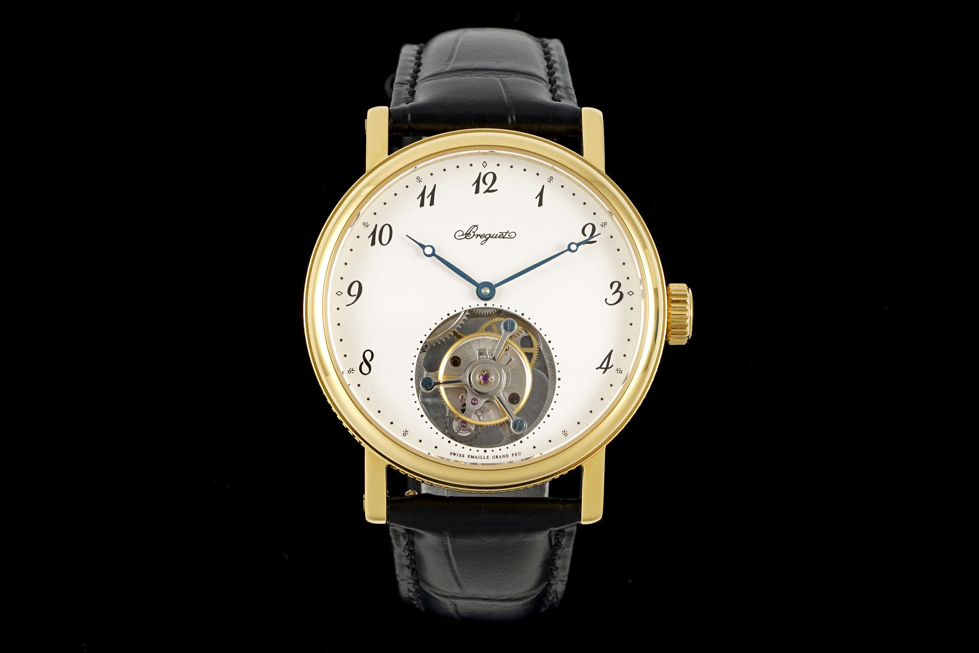 NO:391974,New RMS launches Breguet's popular tourbillons are coming  Previously, in the Paris Watchmaking Workshop, Mr. Abraham Louis Breguet created a tourbillon speed control device that has been admired by countless people in the history of watchmaking. This extremely complex and precise organization demonstrates Mr. Breguet's extraordinary vision and creativity, and is still of great significance to the high-end watchmaking industry today. To this day, the role and significance of tourbillons are not only to improve the accuracy of time, but to write a brilliant chapter in the field of watchmaking. The Breguet tourbillon timepieces have been constantly innovating in the century-long journey, surpassing themselves, combining exquisite mechanical manufacturing skills and profound aesthetic principles, creating a complex and charming mechanical world. The crown of the watch is engraved with the famous Breguet brand logo. From the side, we can see the famous coin patterns of Breguet, representing the gentle and humble temperament of a gentle and gentleman. This is also the reason why many royal families like to wear Breguet!  Size 41X12MM, louis vuitton,breguet19860909RMS新款推出 宝玑热门款陀飞轮来袭 前,阿伯拉罕-路易·宝玑先生在他所创立的巴黎钟表堤岸制表工坊中,创造了制表史上令无数人赞叹的陀飞轮调速装置.这一无比复杂的精密机构彰显了宝玑先生卓然超群的远见与创想,时至今日仍对高级制表业有着重要意义.至今,陀飞轮的作用和意义已不仅是提高走时的精准度,而是谱写了制表领域的辉煌篇章.宝玑陀飞轮时计臻品在百年征程中不断创新,超越自我,集精湛机械制造技艺与深厚美学原理于一身,创制出演绎复杂迷人的机械世界.腕表的表冠上刻有著名的宝玑品牌标志,从侧面我们可以看到表王宝玑著名的钱币纹饰,代表着温文尔雅、谦谦君子的气质,这也是很多王室喜欢佩戴宝玑的原因！尺寸41X12MM,,louis vuitton,breguet,Watch