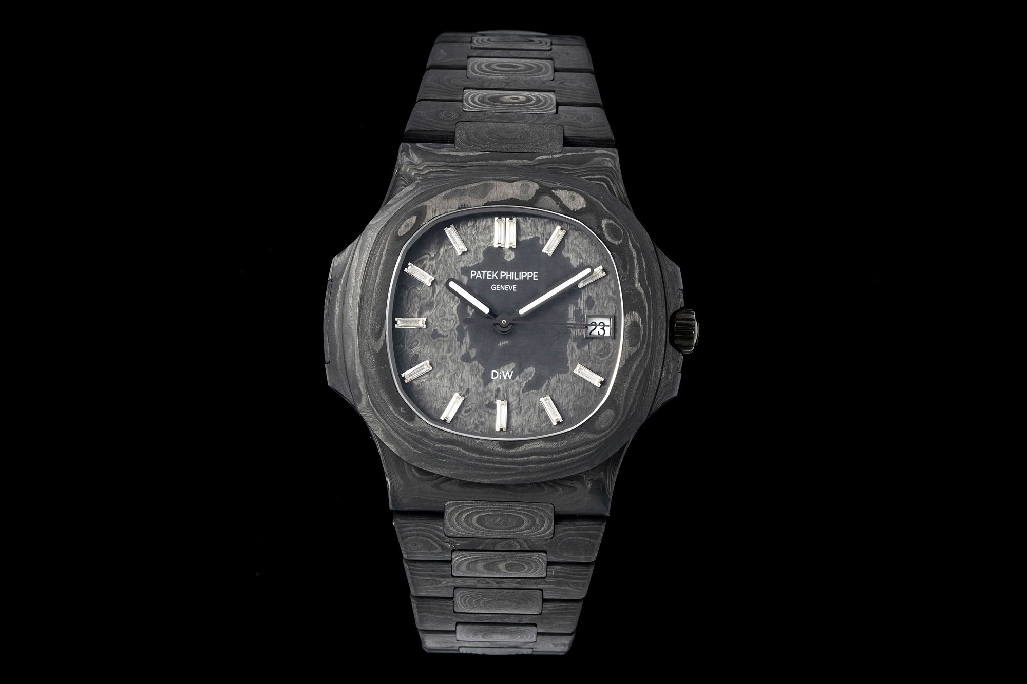 NO:394589,[DiW Full Carbon 5711 Nautilus] Full Carbon 5711, it is the lightest 5711 in the world. Can you imagine how it feels to wear it on your wrist?  The stunning rare threaded shell-like appearance and the aesthetic presentation of carbon fiber will make your wrists look unique!  It is not just a watch, but also a fashionable charm!  The watch model has been upgraded from the original semi-carbon fiber material to the current full carbon fiber material, and the case and strap have been completely changed to carbon fiber. The weight of the whole watch is greatly reduced, making the watch lighter and more comfortable to wear. The entire carbon fiber watch is full of visual change. As the light reflects the depth and shallow patterns, the thread tone texture is different, which is very eye-catching. The full carbon fiber 5711 gives the watch a new visual and tactile experience. It has the light texture of carbon fiber and the smoothness of ceramics. With its unique patterns, it is naturally extraordinary.19860909【DiW 全碳 5711 鹦鹉螺】 全碳纤维5711,它是世界上最轻的5711.你能想象佩戴在手腕上的感觉吗？ 令人惊艳的稀有螺纹贝壳状的外观,碳纤维的美学呈现,让你的手腕焕发别样魅力！它不仅仅是一块腕表,更是一种时尚魅力！ 表款由原来的半碳纤维材质升级至现在全碳纤维材质,表壳和表带全改为碳纤维.整表的重量大大减少,让手表戴起来更轻盈舒适. 整个碳纤维腕表在视觉上充满变化感,随着光线反射出深浅纹路,螺纹色调纹理各不同,非常吸引眼球. 全碳纤维的5711,赋予腕表全新的视觉与触觉体验,既有碳纤维的轻盈质感,又有陶瓷般的光滑度,加上本身独一无二的纹路,自然不同凡响.,,Watch