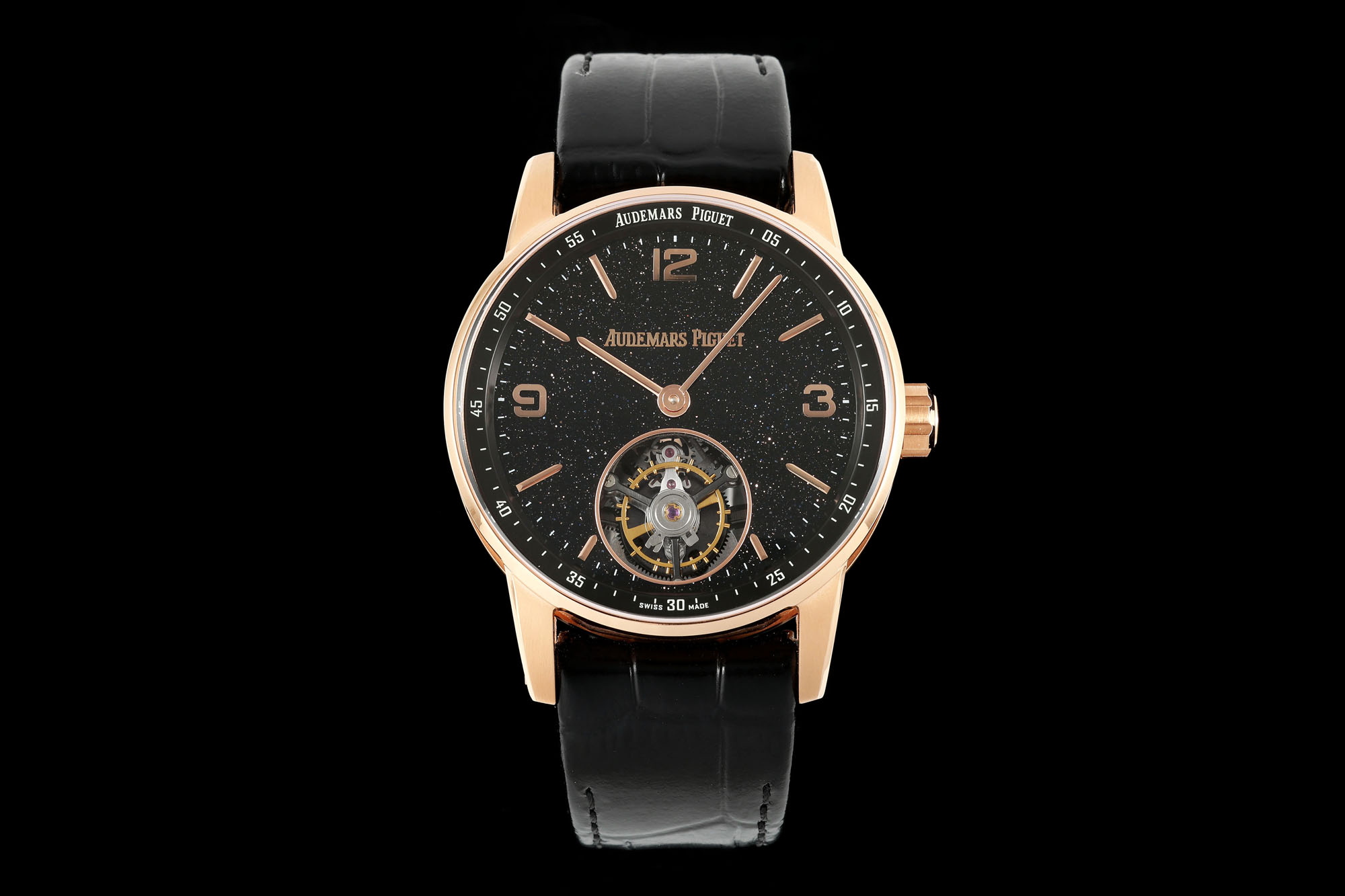 NO:553282,APP’s new Audemars Piguet Code 11.59 Flying Tourbillon watch launches two new models, equipped with an exquisite and shiny dial “Aventurine Enamel Dial”. The manufacturer covers the dial with a layer of coating that is a mixture of crushed aventurine glass and Grand Feu enamel. A very thin layer of a mixture of glass sand and water is hand-coated on the crushed aventurine glass, and then heated in a special kiln at over °C  Heating at a certain temperature. This process is repeated many times to achieve transparency, depth and brightness. Each baking requires a different temperature and time. The dial production is difficult and has a high scrap rate. It can achieve mass production and delivery with a small number, and accepts small reservations!  ,,audemars19860909APP新款 爱彼 Code 11.59 飞行陀飞轮腕表推出两款全新款式,配备精致闪亮的表盘「砂金石珐琅表盘」 制作师在表盘上覆盖了一层混合了碎砂金石玻璃和大明火珐琅的涂层.在碎砂金石玻璃上手工涂抹一层非常薄的玻璃砂与水的混合物,然后在特制窑炉中以超过 °C 的温度加热.该工序重复多次,以达到透明度、深度和亮度.每次烘烤都需要不同的温度和时间. 表盘制作难度系数大,报废率高,能达到量产交货的较少,接受少量预定！,,audemars,Watch