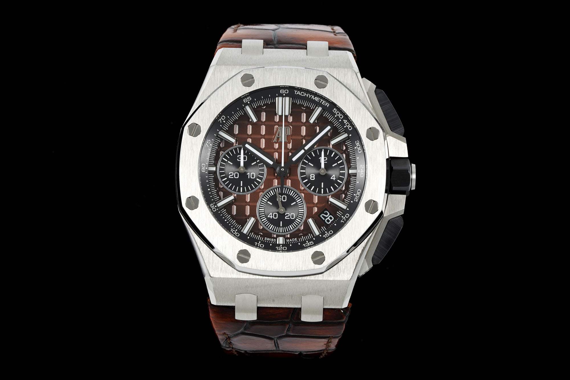 NO:741843,A Audemars Piguet Royal Oak Offshore 26420 New V2 Upgraded Version 1. Newly molded 43 mm case. Adopts a new design, a more ergonomic case, and more refined case details. It has larger polished chamfers. The 43 mm wide case has been carefully modified to accommodate a new movement with a slightly larger diameter. The case is equipped with a set of newly designed chronograph buttons.  2. The ring mouth is upgraded to a curved ceramic ring mouth. 12H to 6H are curved, and the flat glass is upgraded to a curved sapphire glass, which is difficult to process. 3. The dial is upgraded. The dial pattern is slow-cut by CNC (not hydraulic type). The finished product has clear lines. The iconic squares are now connected to each other through crosses.  4. Calendar upgrade. After modification of the movement, the original large calendar has been realized. The date window has been pushed to the edge of the dial, and the hands have also been slightly modified. 5. New interchangeable strap function, equipped with a quick release system, which can easily change the wearing style. The color of the rubber strap is black, and there is a leather strap to choose from. In addition to the titanium version, the Royal Oak Offshore Chronograph 43  MM uses a black ceramic bezel, which creates a sharp contrast in material and color. The crown and buttons are also made of ceramic, audemars19860909A 爱彼 皇家橡树离岸型26420 全新V2升级版 1、新开模43 毫米表壳.采用全新设计、更符合人体工学的表壳、更精致的表壳细节,它具有较大的抛光倒角, 43毫米宽的表壳经过精心修饰,以容纳直径稍大的新机芯,表壳内装有一组新设计的计时按钮. 2、圈口升级成弧度陶瓷圈口.12H到6H是有弧度的,由平面玻璃升级成了带弧度蓝宝石玻璃,加工难度系数大. 3、表盘升级,表盘纹路由CNC慢冼（非油压式）,成品纹路清晰,标志性的方形现在通过十字相互连接. 4、日历升级,经过对机芯的改造,实现了对原版的大日历,日期窗口被推到了表盘的边缘,指针也经过了轻微修饰. 5、全新可互换表带功能,并配有快速释放系统,可轻松改变佩戴风格.橡胶表带颜色是黑色,另有皮革表带可供选择. 除钛金属版本外,皇家橡树离岸型计时码表 43 毫米采用黑色陶瓷表圈,在材质和颜色上形成鲜明对比.表冠和按钮同样采用陶瓷材质,,audemars,Watch