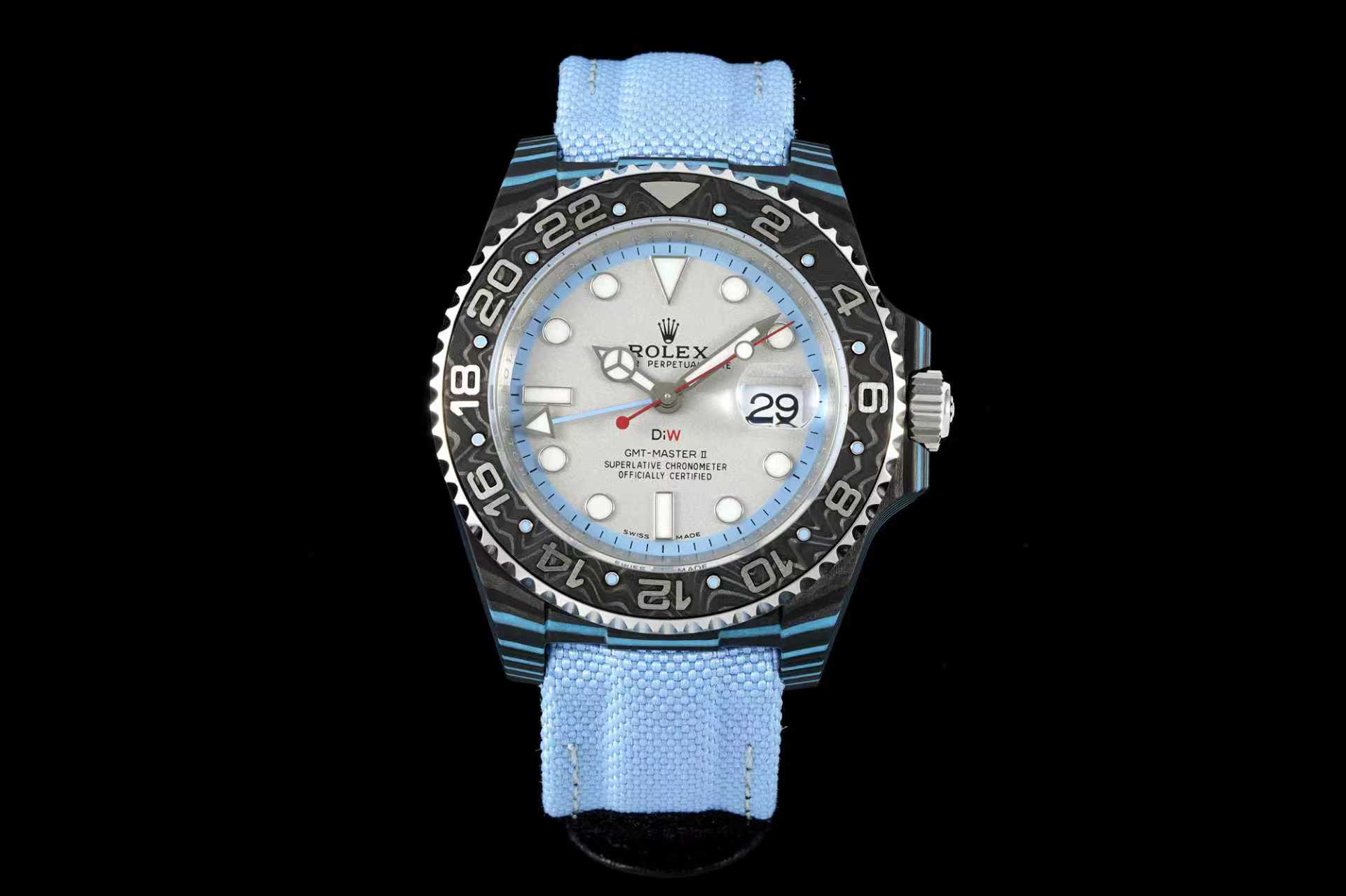 DIW Rolex GMT-Master II V3版,迎来全新一次版本升级 1、新版本将搭载全新一代的Cal.3285机芯,新款机芯自动陀刻有Chronometer（天文台认证）和Perpetual（永动机）字体 2、表圈采用碳纤维植钢钉技术（非填油圈）质感细腻 3、底盖进行了细节升级,每个款式底盖的字体刻字各有不同,代表了每个款式都有自己的独特型号标志（并非一底盖通用全部款式） 此次升级了5款颜色,后续会陆续优化更新其他颜色！