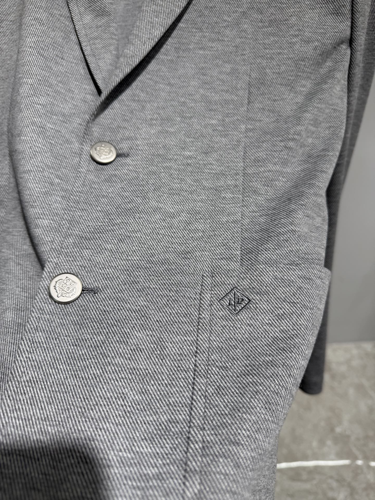 款号8565杰尼亚26春装新款西服，羊毛针织面料，版型好，修身剪裁，大厂出品. 质量保证第一颜色 ：灰色