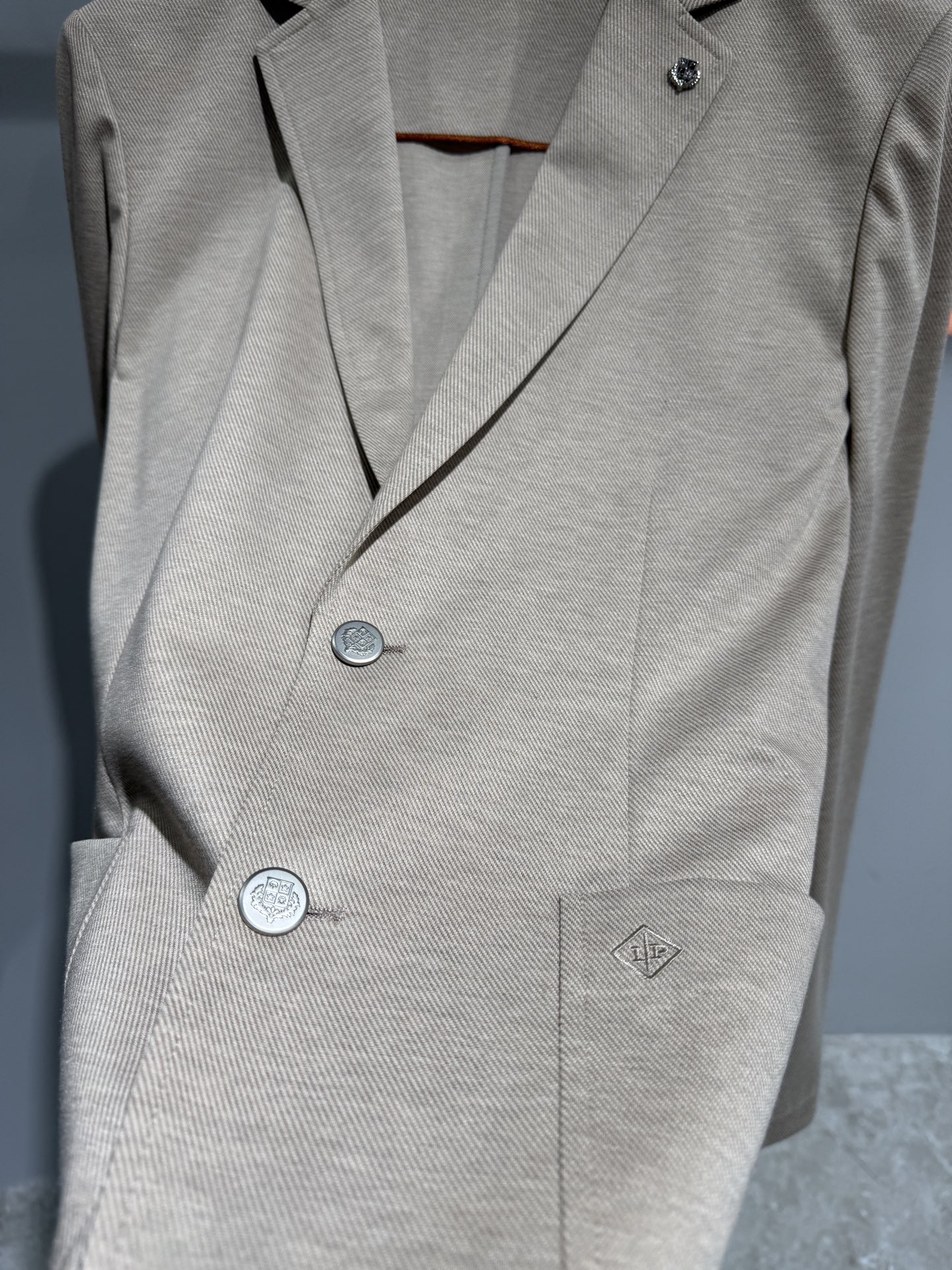 款号8565杰尼亚26春装新款西服，羊毛针织面料，版型好，修身剪裁，大厂出品. 质量保证第一颜色 ：灰色