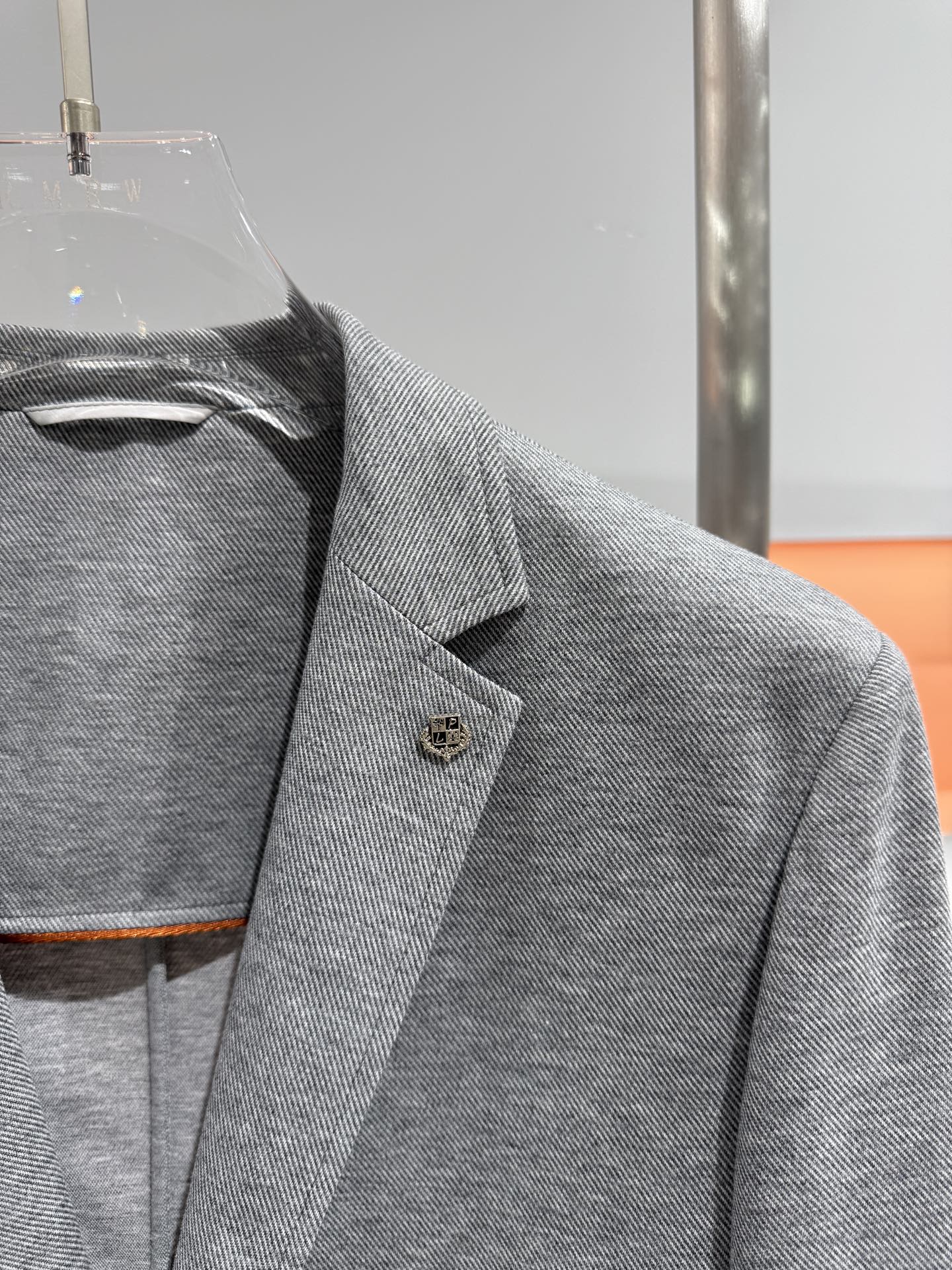 款号8565杰尼亚26春装新款西服，羊毛针织面料，版型好，修身剪裁，大厂出品. 质量保证第一颜色 ：灰色