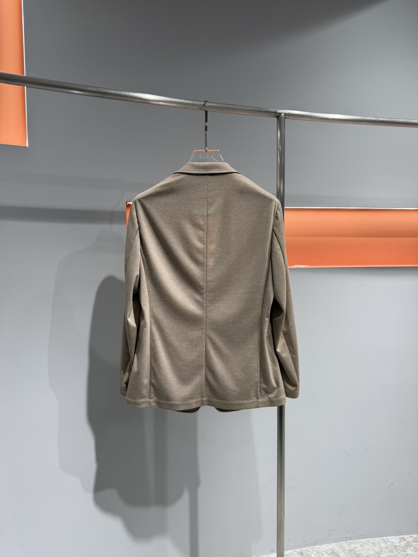 款号8565杰尼亚26春装新款西服，羊毛针织面料，版型好，修身剪裁，大厂出品. 质量保证第一颜色 ：灰色