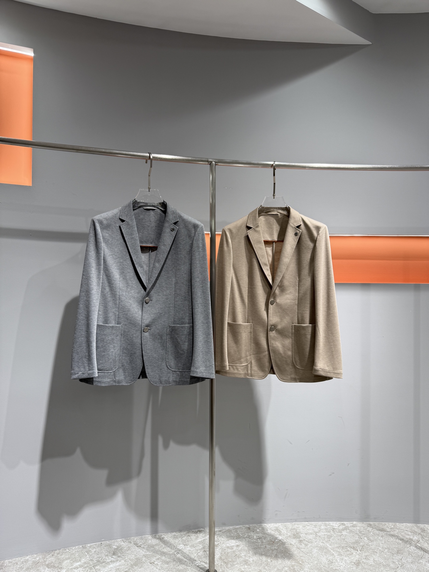 款号8565杰尼亚26春装新款西服，羊毛针织面料，版型好，修身剪裁，大厂出品. 质量保证第一颜色 ：灰色