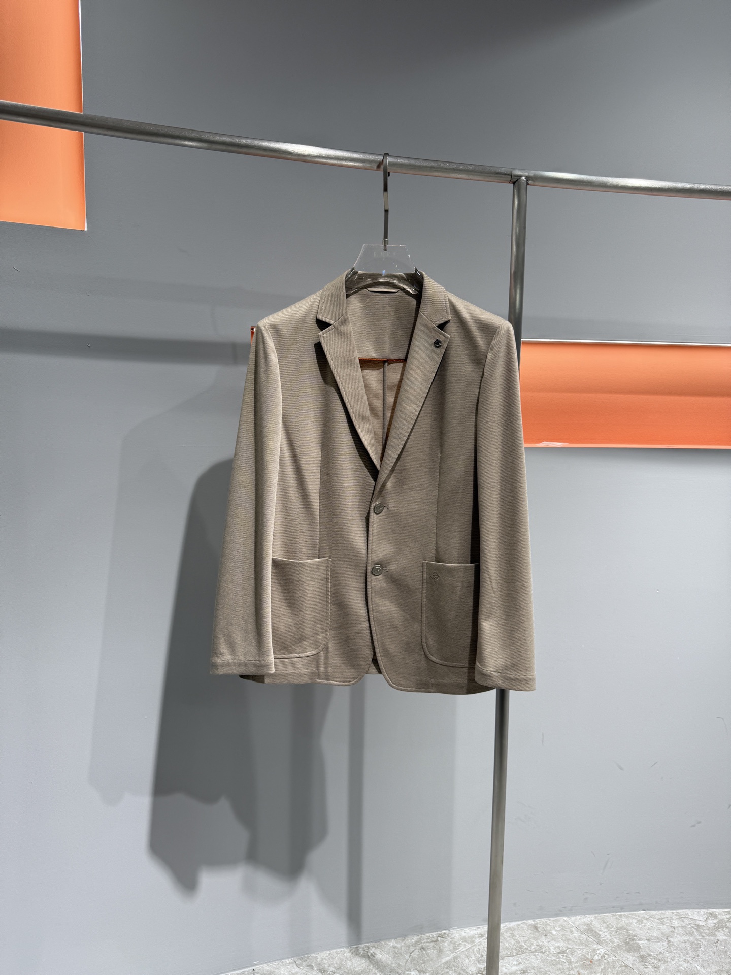 款号8565杰尼亚26春装新款西服，羊毛针织面料，版型好，修身剪裁，大厂出品. 质量保证第一颜色 ：灰色