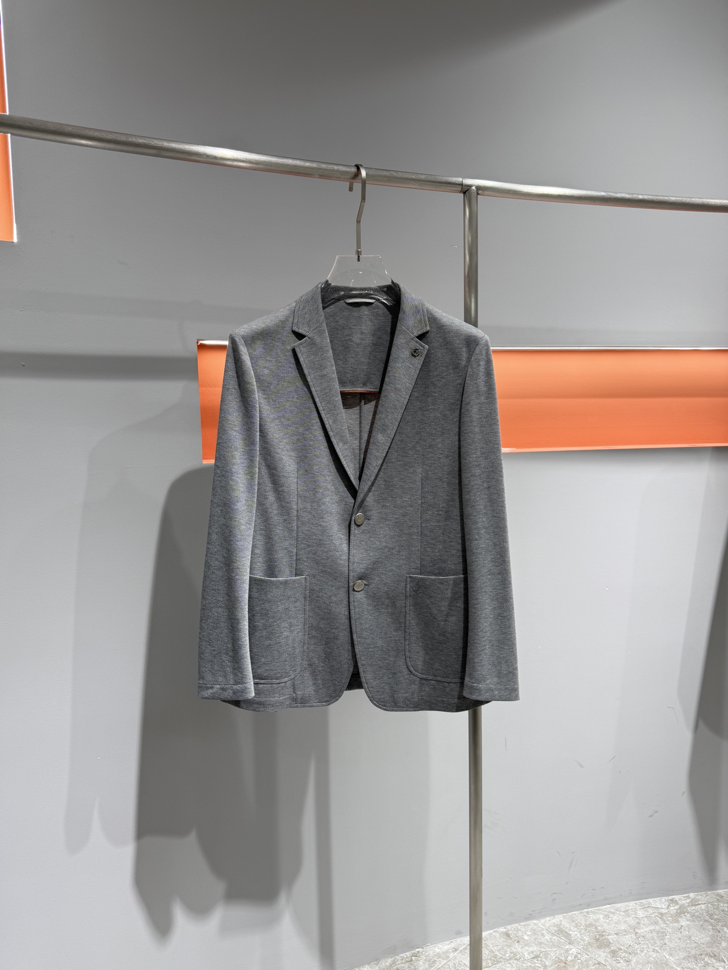 款号8565杰尼亚26春装新款西服，羊毛针织面料，版型好，修身剪裁，大厂出品. 质量保证第一颜色 ：灰色