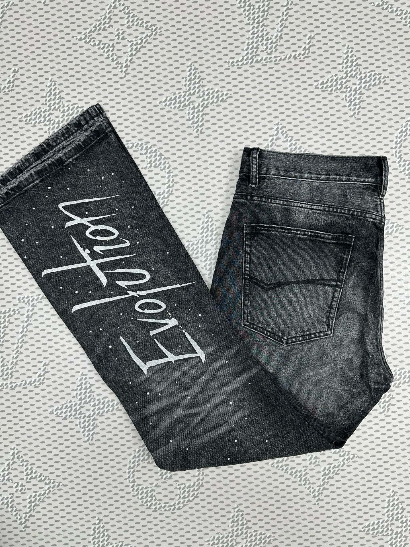 NO:909786,. Nicholas Tse's same micro-flare exclusive [first] original quality hot-selling jeans, super customized, original hardware, super heavy craftsmanship, awesome shape, impeccable details and workmanship!  The styles are not picky, they are very high-end, good products wait for no one, if you like them, hurry up and get them, sizes S～2XL,,jeans,19860909. 谢霆锋同款微喇独家【首创】原单品质 爆款牛仔裤超级定制款,原版五金,超级重工工艺,版型超赞细节做工无可挑剔！款式不挑人,特别高档,好货不等人,看中赶紧下手,尺码S～2XL,,jeans,,Men's clothing