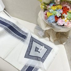 𝐃𝐈𝐎𝐑 书签字母提花披肩 Size:140x140cm 成分93%山羊绒,7%初剪羊毛 高级米色Oblique 提 𝐃𝐈𝐎𝐑 书签字母提花披肩 Size:140x140cm 成分93%山羊绒,7%初剪羊毛 高级米色Oblique 提