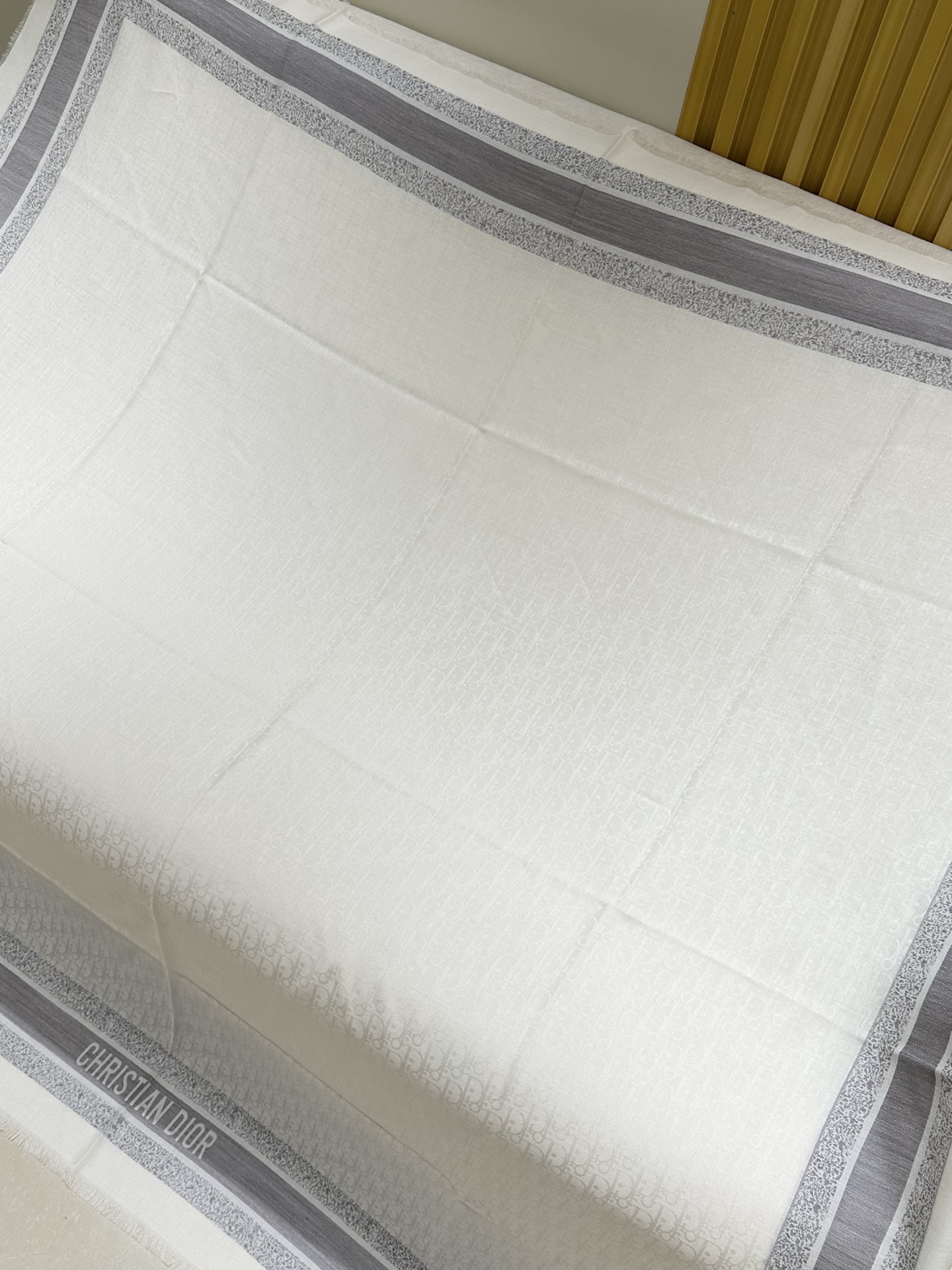 𝐃𝐈𝐎𝐑 书签字母提花披肩  Size：140x140cm  成分93%山羊绒，7%初剪羊毛 高级米色Oblique 提