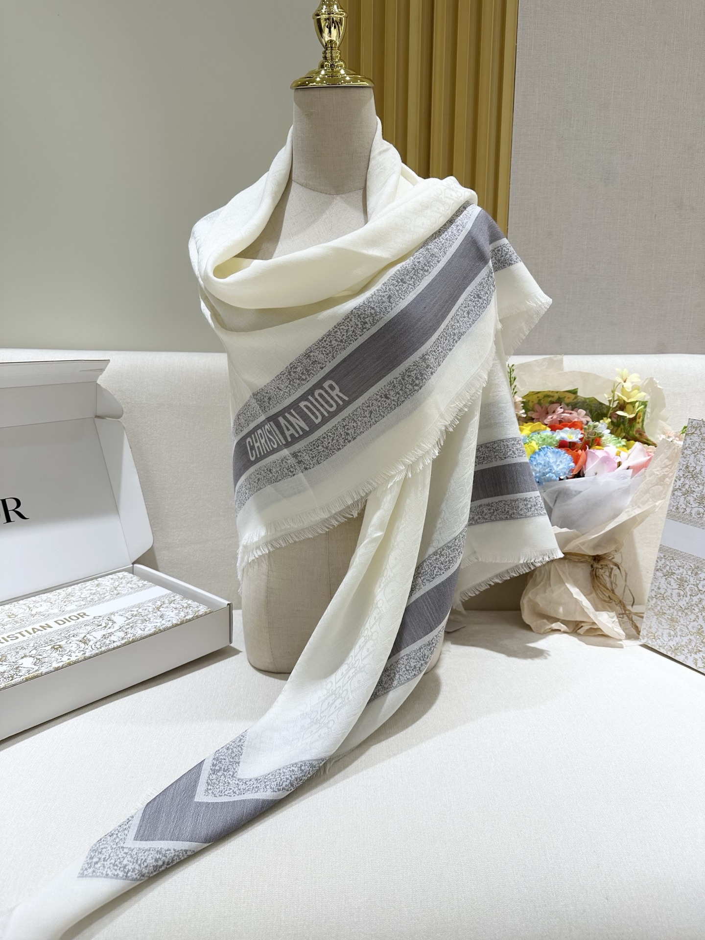 𝐃𝐈𝐎𝐑 书签字母提花披肩  Size：140x140cm  成分93%山羊绒，7%初剪羊毛 高级米色Oblique 提