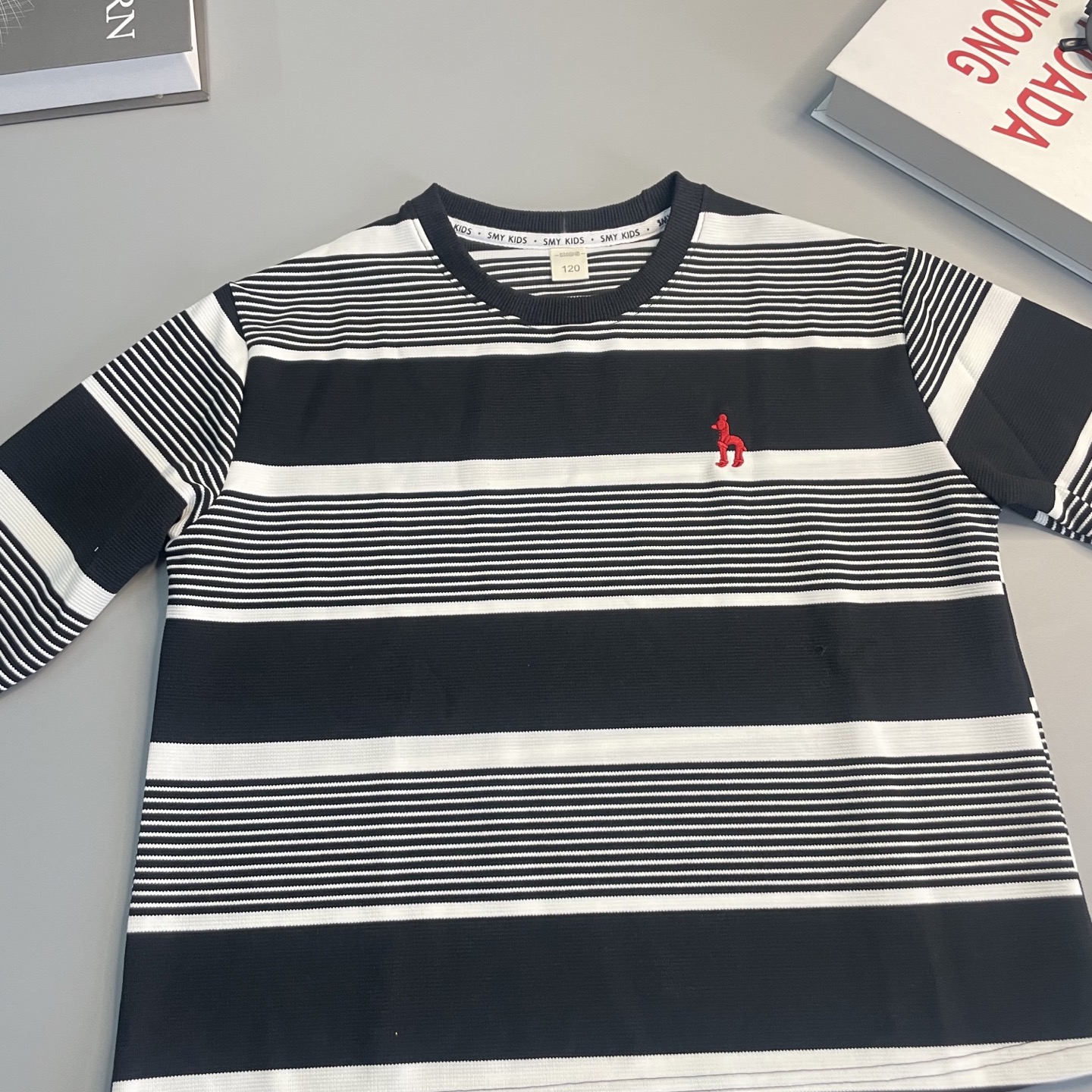 Venta rápida 69.9@ una pieza 120-170 Negro. Sudadera de rayas con bordado de mil agujas, muy elegante y de alta gama!