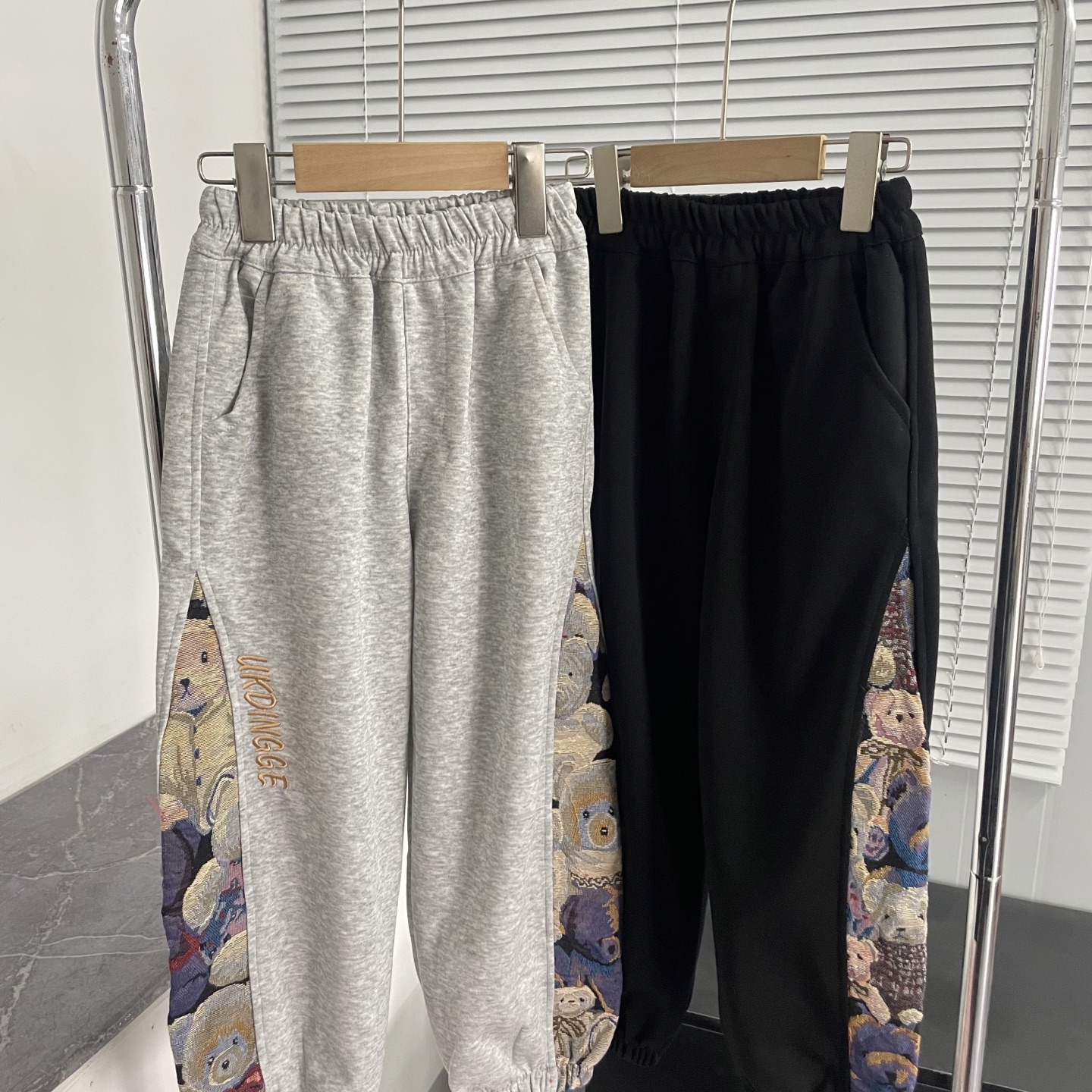 Precio de venta 89.9@una talla 120-170 Estos pantalones casuales de puño elástico con piernas anchas ofrecen una experi…