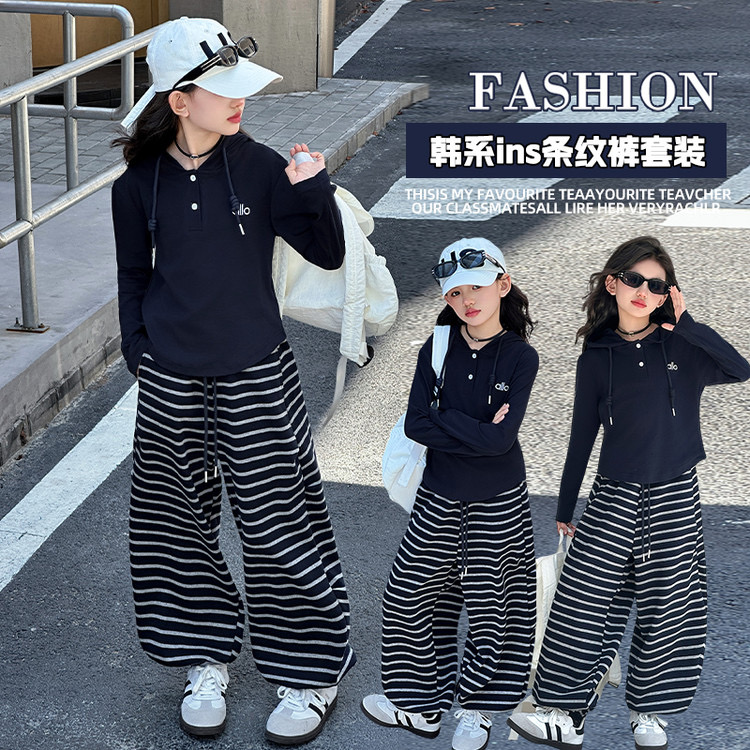 Sudadera con capucha 79.9@, pantalón a rayas 89.9@, traje 135@120-170 volumen de carrera. El traje de calle de primaver…