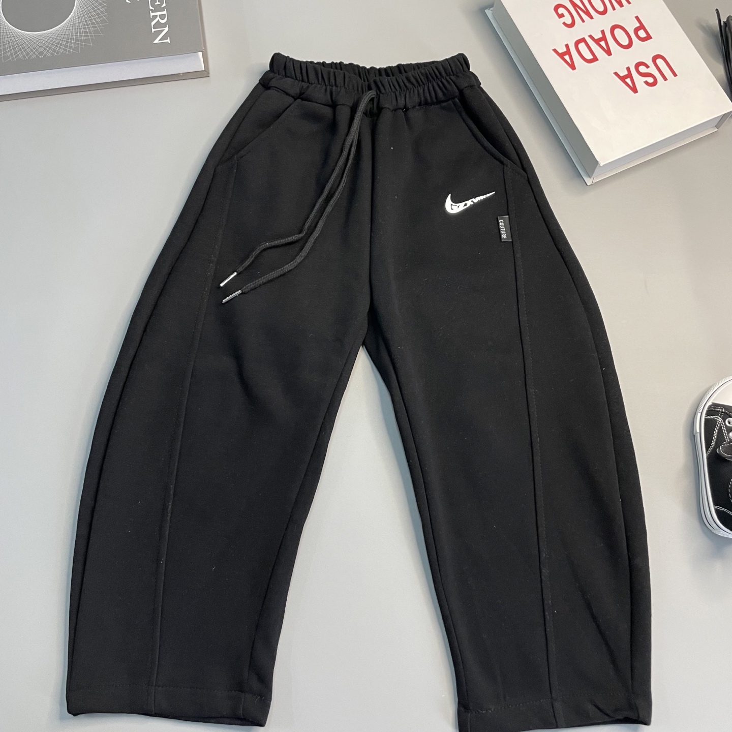 跑量79.9@一条120-170 黑色 👖弯刀裤型yyds｜百搭耐造超省心！ 春天刚需的儿童弯刀卫裤！轻便不臃肿❄️，弹力抽绳腰头好穿脱，弯刀剪裁更贴合娃的腿型，走线工整细节拉满，粉粉嫩嫩超显白，黑灰经典耐脏，闭眼入不踩雷～