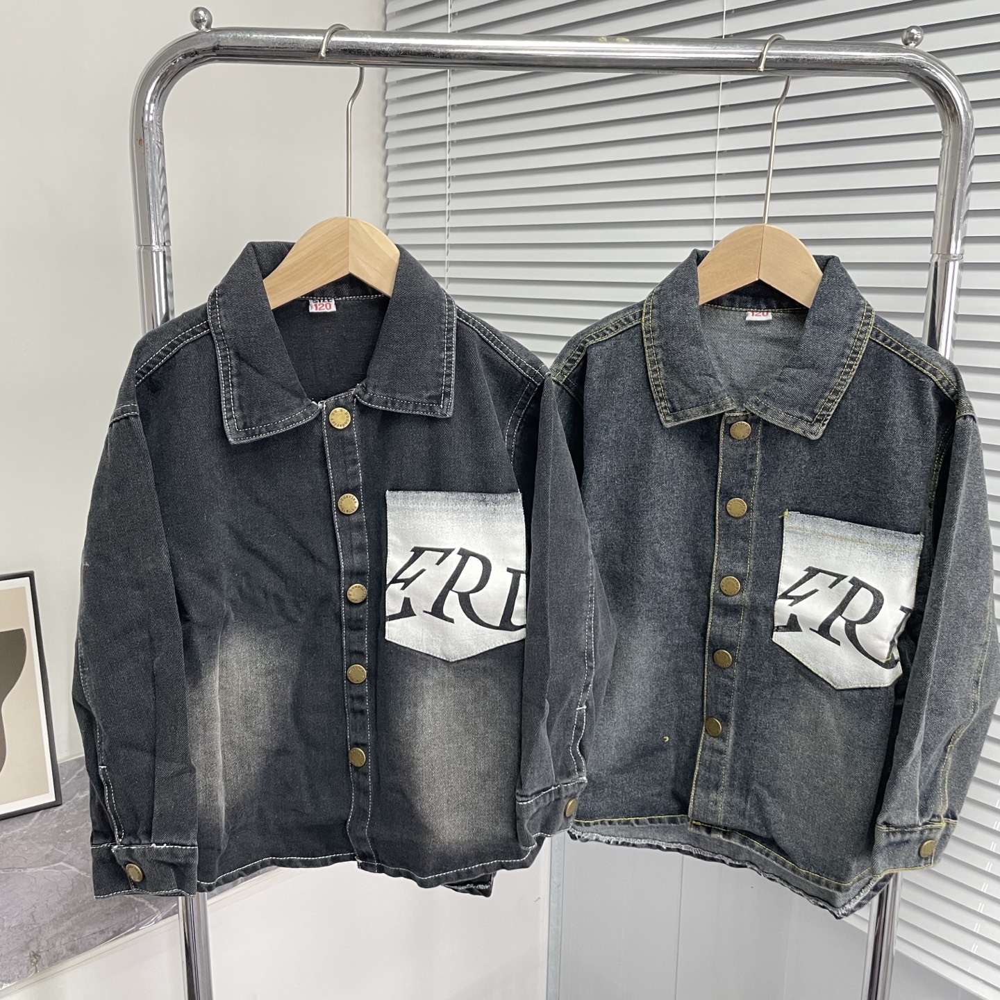 89.9@ una pieza 120-170 talla de venta rápida, ¡el techo de los conjuntos para niños varones! Chaqueta vaquera desgasta…