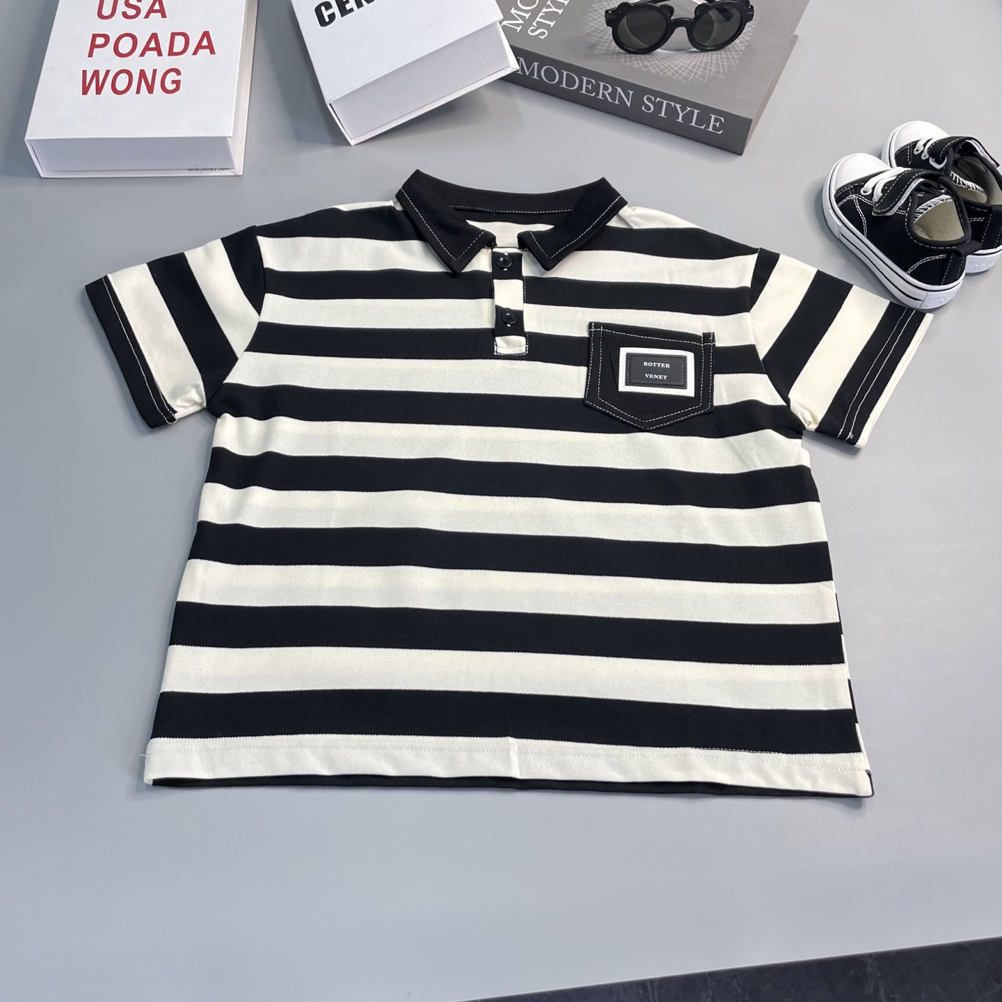 Precio promocional 79.9@ una pieza 110-170 🕶️ ¡Imprescindible para los niños modernos! Polo clásico de rayas blancas y…