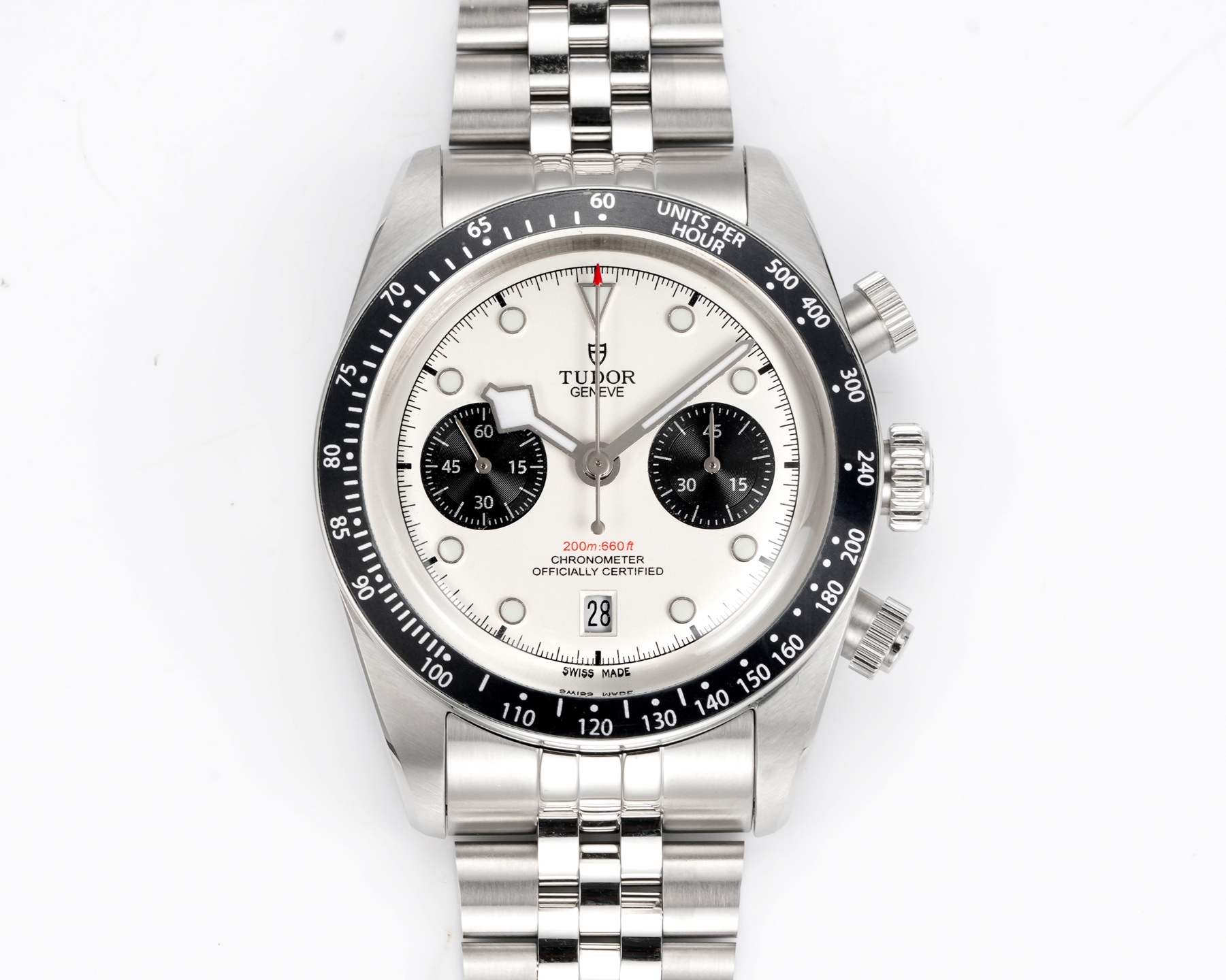 NO:393968,The 3T new Tudor Black Bay Chrono series is a hybrid watch that combines the tradition of diving watches and racing chrono functions, known for its retro aesthetics and modern technology. The following is the main features and models of the series. Design inspiration and style - **Retro elements**Dial design is inspired by the era Tudor diving watch and the iconic 'Snowflake' pointer. The mirror is made of sapphire pot cover glass and pays tribute to the first chronograph Oysterdate in the year. - The speed test outer ring is equipped with matte black anodized aluminum speed tester ring, suitable for racing chronograph function. - The dial selection provides a variety of styles such as 'Panda Disk' (black disc silver chronograph), 'Anti-Panda Disk' (white disc black chronograph) and a unique turquoise blue dial (M79360N-0024). - The case is 41mm matte and polished 316L stainless steel case, waterproof, suitable for sports and daily wear. - The movement is equipped with the original 7750 automatic movement (COSC certified), equipped with column wheels, vertical clutch system and silicon hairspring, with ultra-high power reserve, with accuracy of -2/+4 seconds/day. - Functional chronograph, date display, small seconds hand, smooth operation and practical. - Use 'T-fit' buckle five-link strap, bold style. The Tudor Black Bay Chrono series has become a popular choice among chronographs with retro design, high-performance movement and a variety of styles. It has both sporty and elegant characteristics, suitable for watch enthusiasts who pursue the fusion of classic and modernity.,198609093T新品帝舵（TUDOR）Black Bay Chrono系列是一款融合潜水表传统与赛车计时功能的混合型腕表,以其复古美学与现代技术著称.以下是该系列的主要特点及型号简介 设计灵感与风格 - **复古元素**表盘设计灵感源自年代帝舵潜水表和标志性“雪花”指针,镜面使用蓝宝石锅盖玻璃更显突出,同时向年首款计时码表Oysterdate致敬.  - 测速外圈配备哑光黑色阳极氧化铝测速计字圈,适合赛车计时功能.  - 表盘选择提供“熊猫盘”（黑盘银计时盘）、“反熊猫盘”（白盘黑计时盘）以及独特的绿松石蓝色表盘（M79360N-0024）等多样款式. - 表壳41毫米磨砂及磨光316L不锈钢表壳,防水米,适合运动与日常佩戴.  - 机芯搭载原厂7750型自动上链机芯（COSC认证）,配备导柱轮、垂直离合系统和硅游丝,超高动力储备,精准度达-2/+4秒/天.  - 功能计时码表、日期显示、小秒针,操作流畅且实用. - 采用“T-fit”带扣五链节表带,风格大胆. 帝舵Black Bay Chrono 系列以复古设计、高性能机芯和多样款式成为计时码表中的热门选择,兼具运动与优雅特质,适合追求经典与现代融合的腕表爱好者.,,Watch